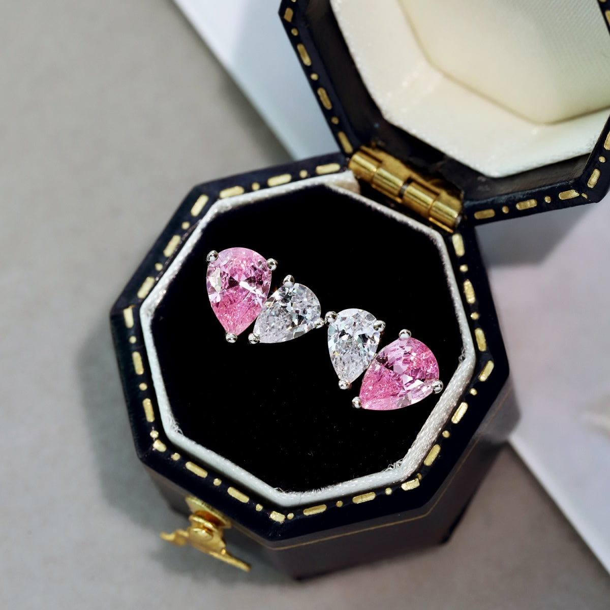 [CharmAmor]Dazzling Elegant Heart Cut Lover Earrings