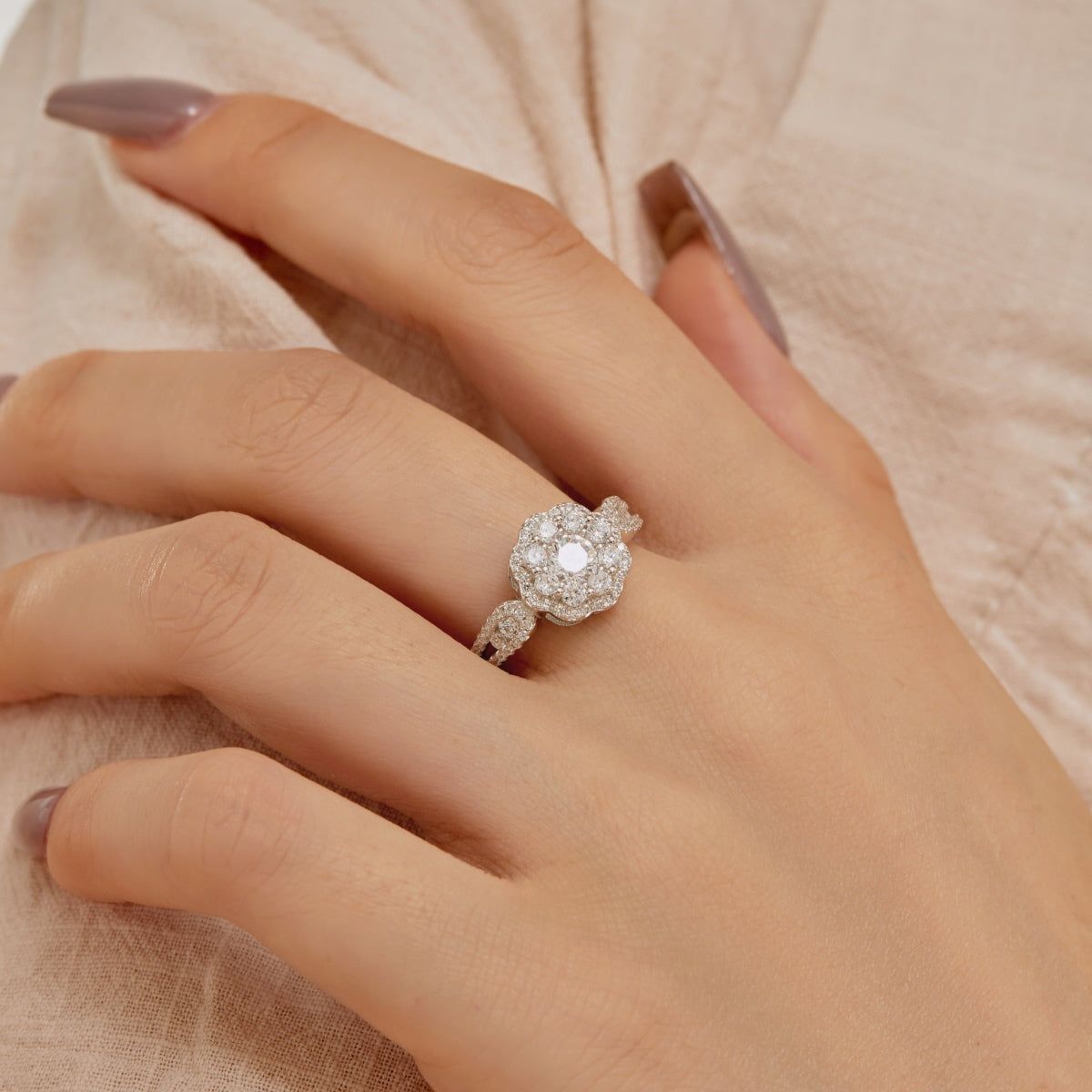 [CharmAmor]Delicate Colorful Round Cut Flower Shape Wedding Ring