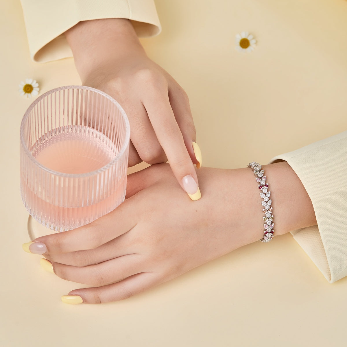 [CharmAmor]Dainty Exquisite Flower Shape Daily Bracelet