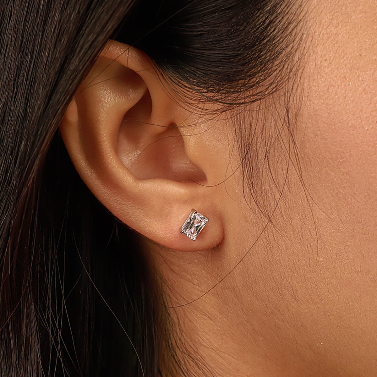 [CharmAmor]Stylish Shiny Rectangular Center Stone Stud Earrings