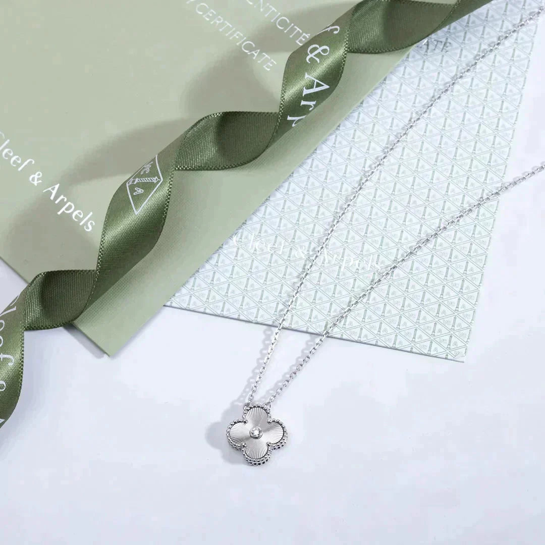 [CharmAmor]CLOVER  15MM DIAMOND LASER NECKLACE SILVER