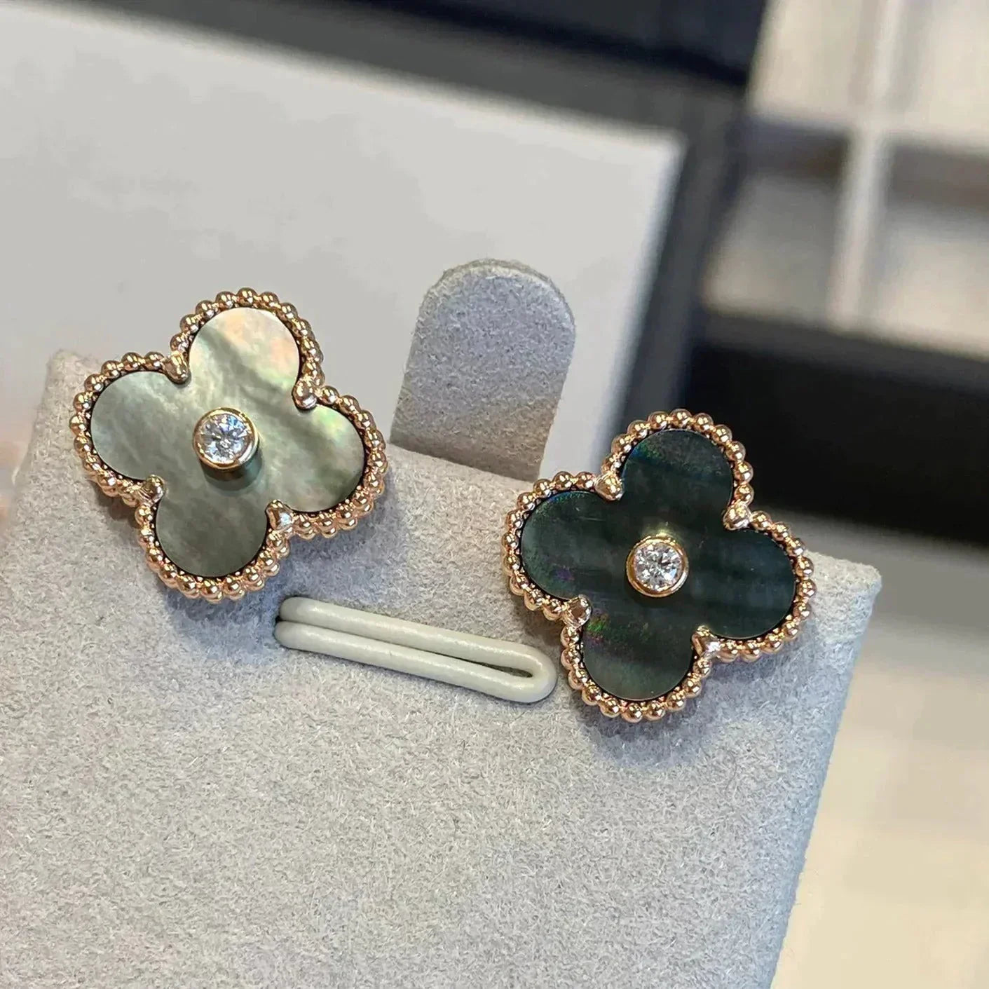 [CharmAmor]CLOVER MEDIUM 1 MOTIFS GRAY MOP  DIAMOND EARRINGS