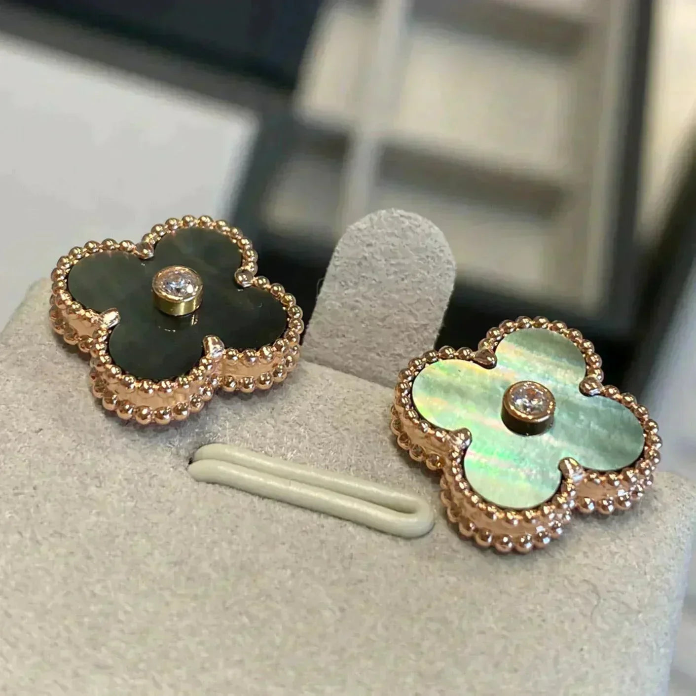 [CharmAmor]CLOVER MEDIUM 1 MOTIFS GRAY MOP  DIAMOND EARRINGS