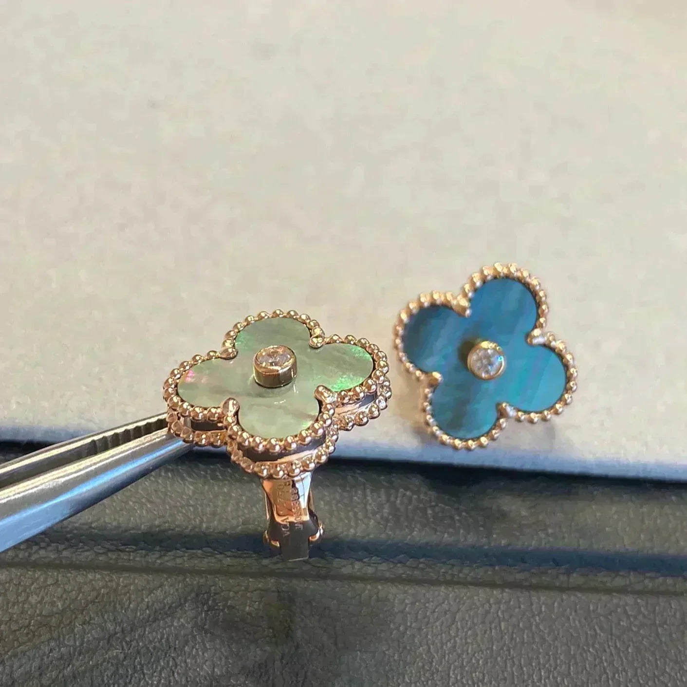 [CharmAmor]CLOVER MEDIUM 1 MOTIFS GRAY MOP  DIAMOND EARRINGS
