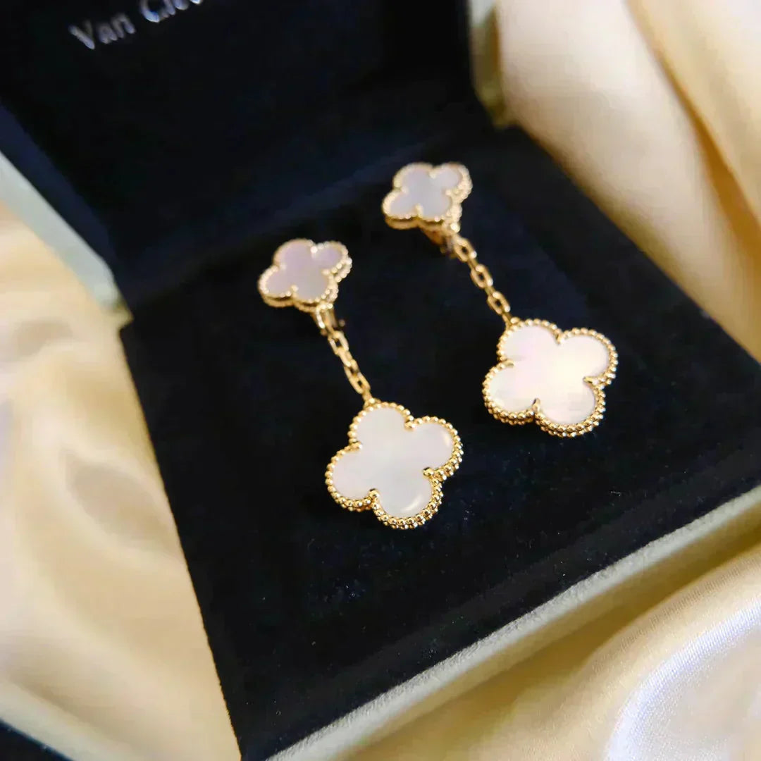 [CharmAmor]CLOVER 2 MOTIF WHITE MOP EARRINGS