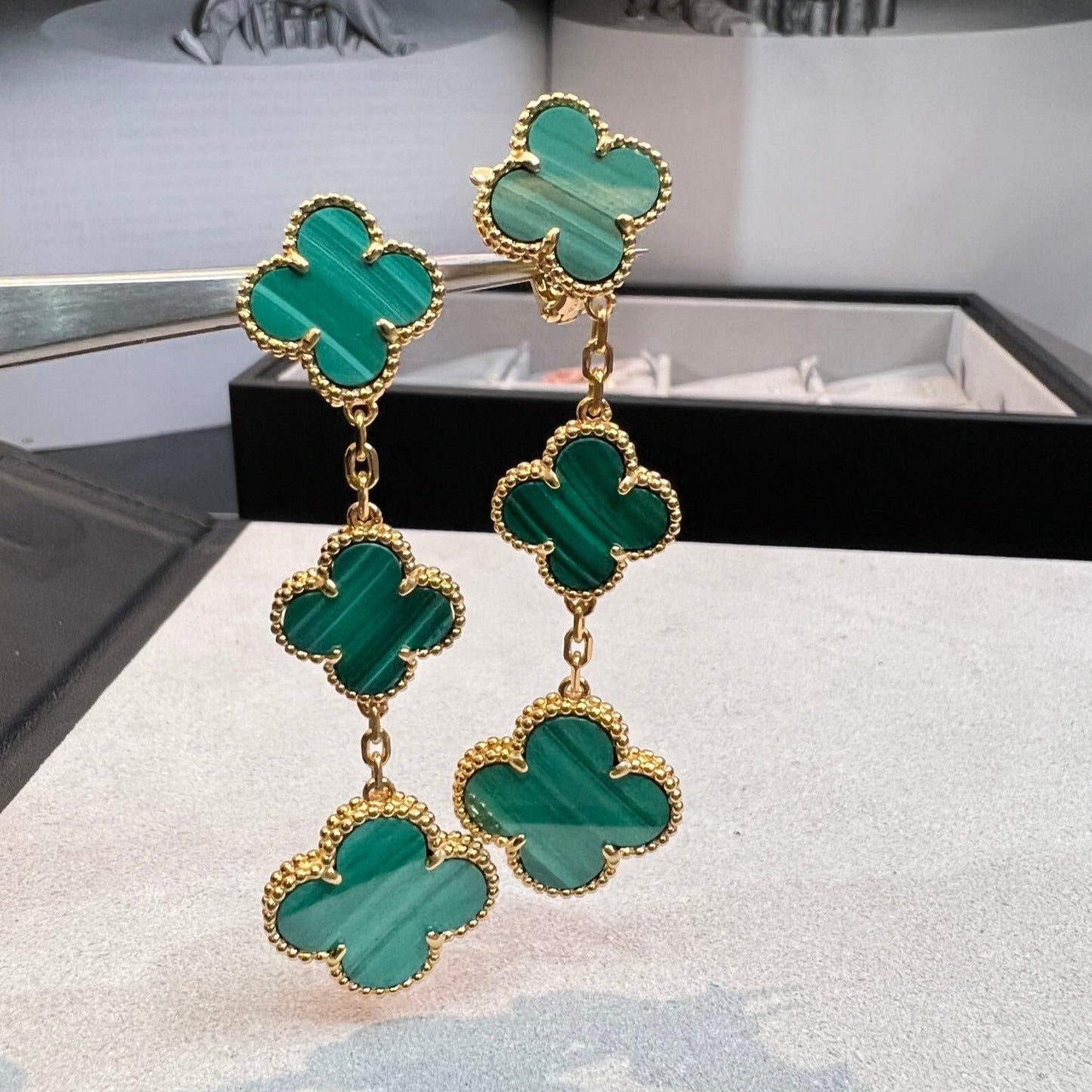 [CharmAmor]CLOVER MALACHITE 3 MOTIFS GOLD