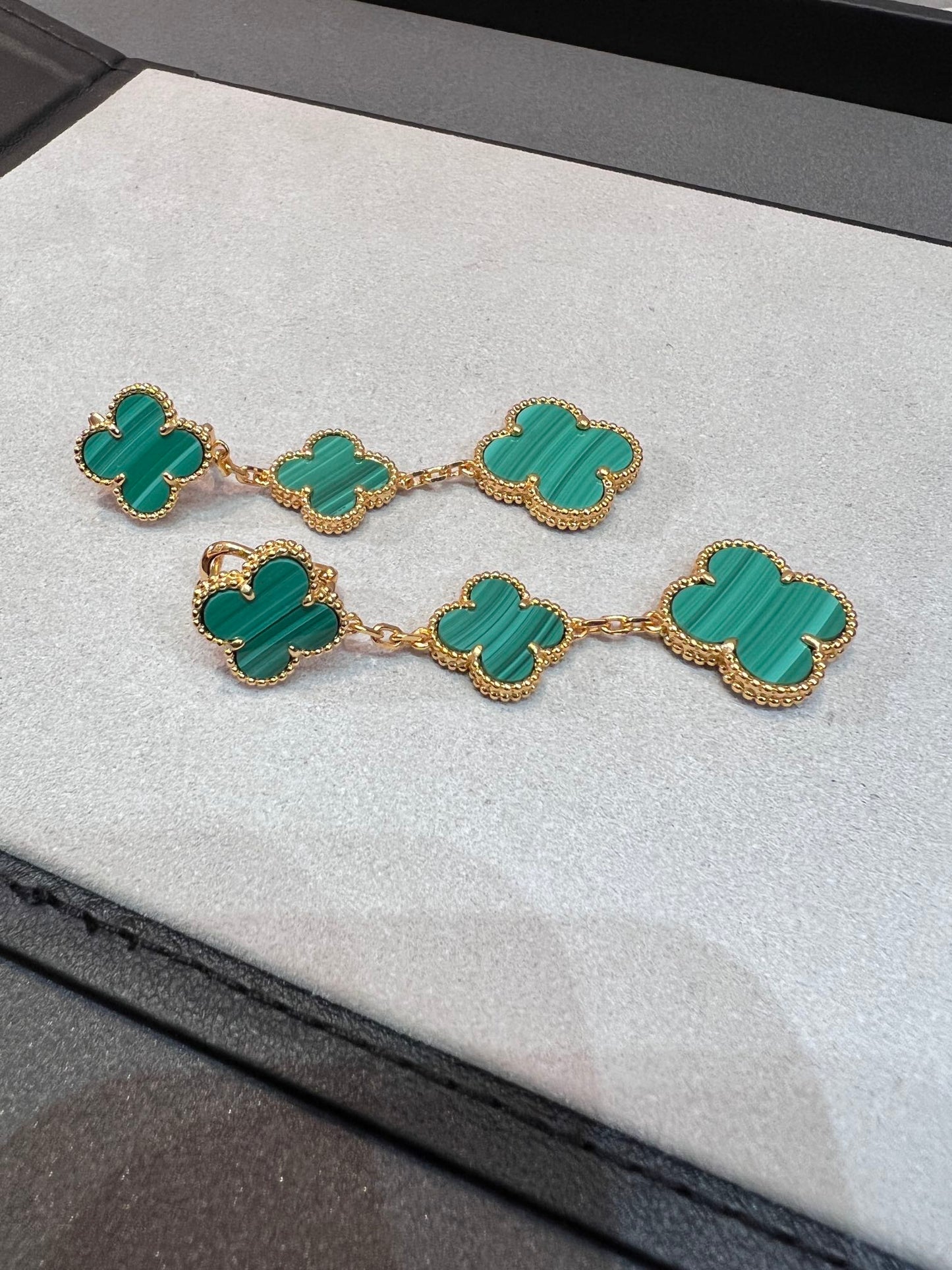 [CharmAmor]CLOVER MALACHITE 3 MOTIFS GOLD