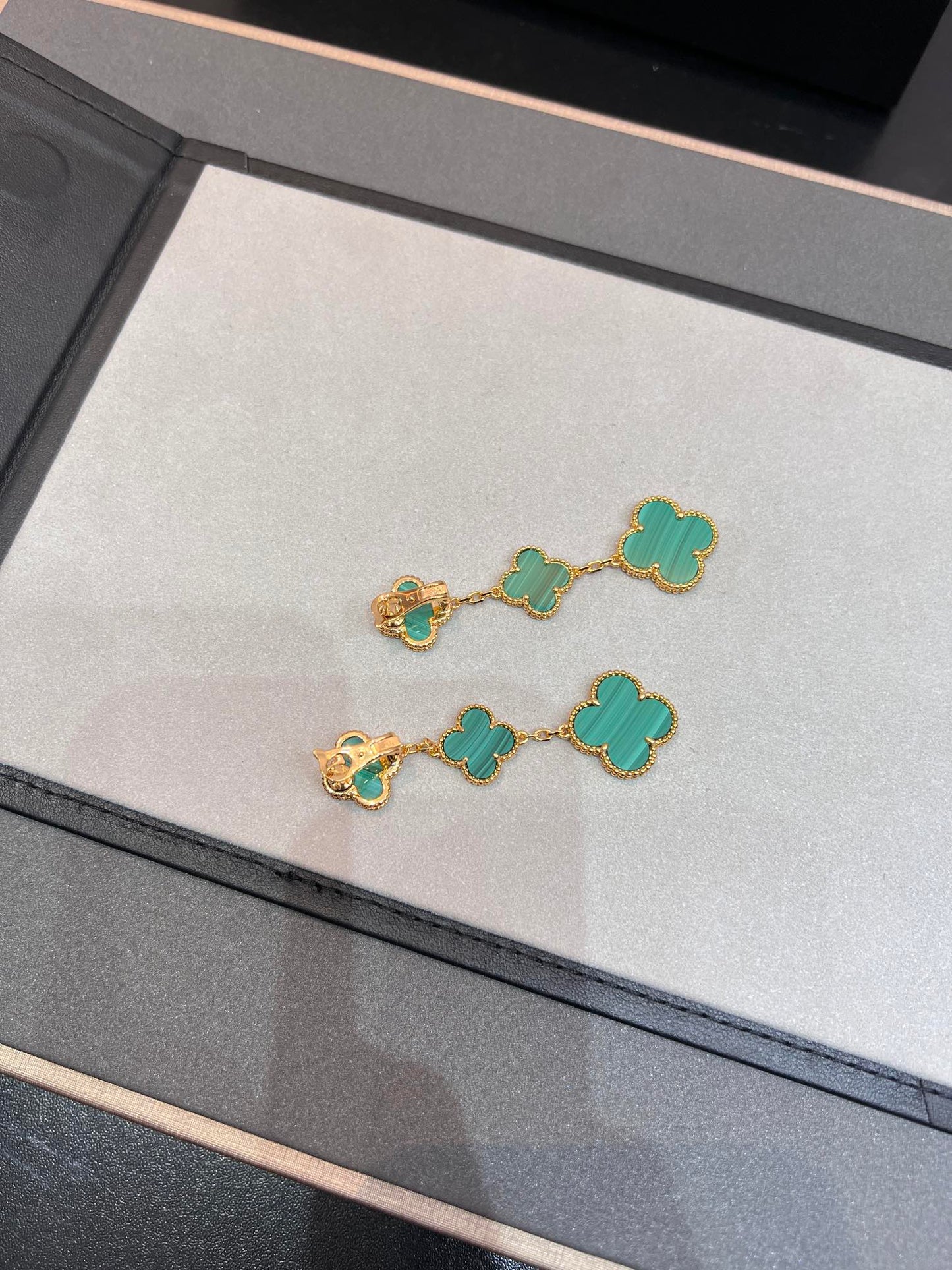 [CharmAmor]CLOVER MALACHITE 3 MOTIFS GOLD