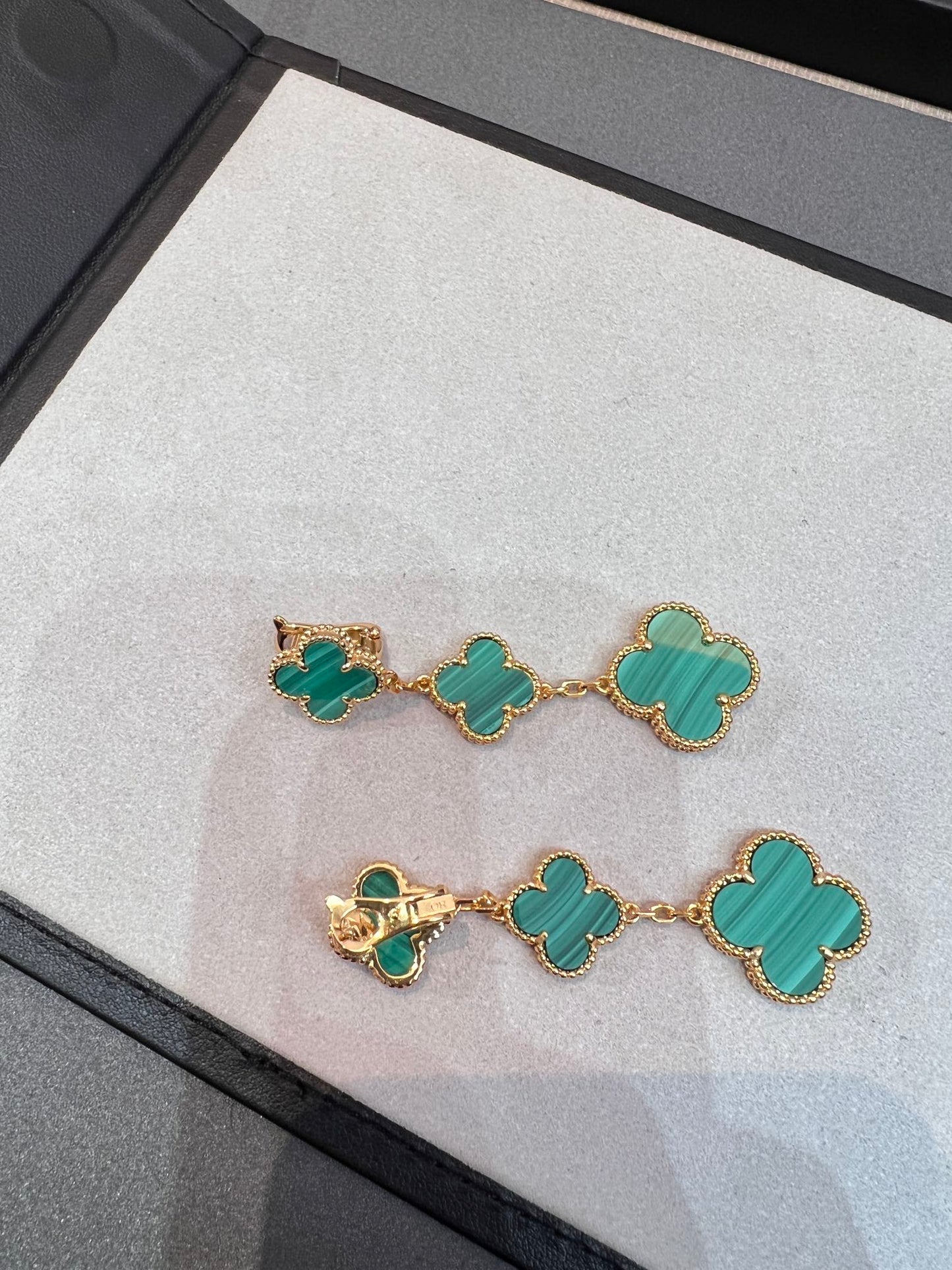 [CharmAmor]CLOVER MALACHITE 3 MOTIFS GOLD
