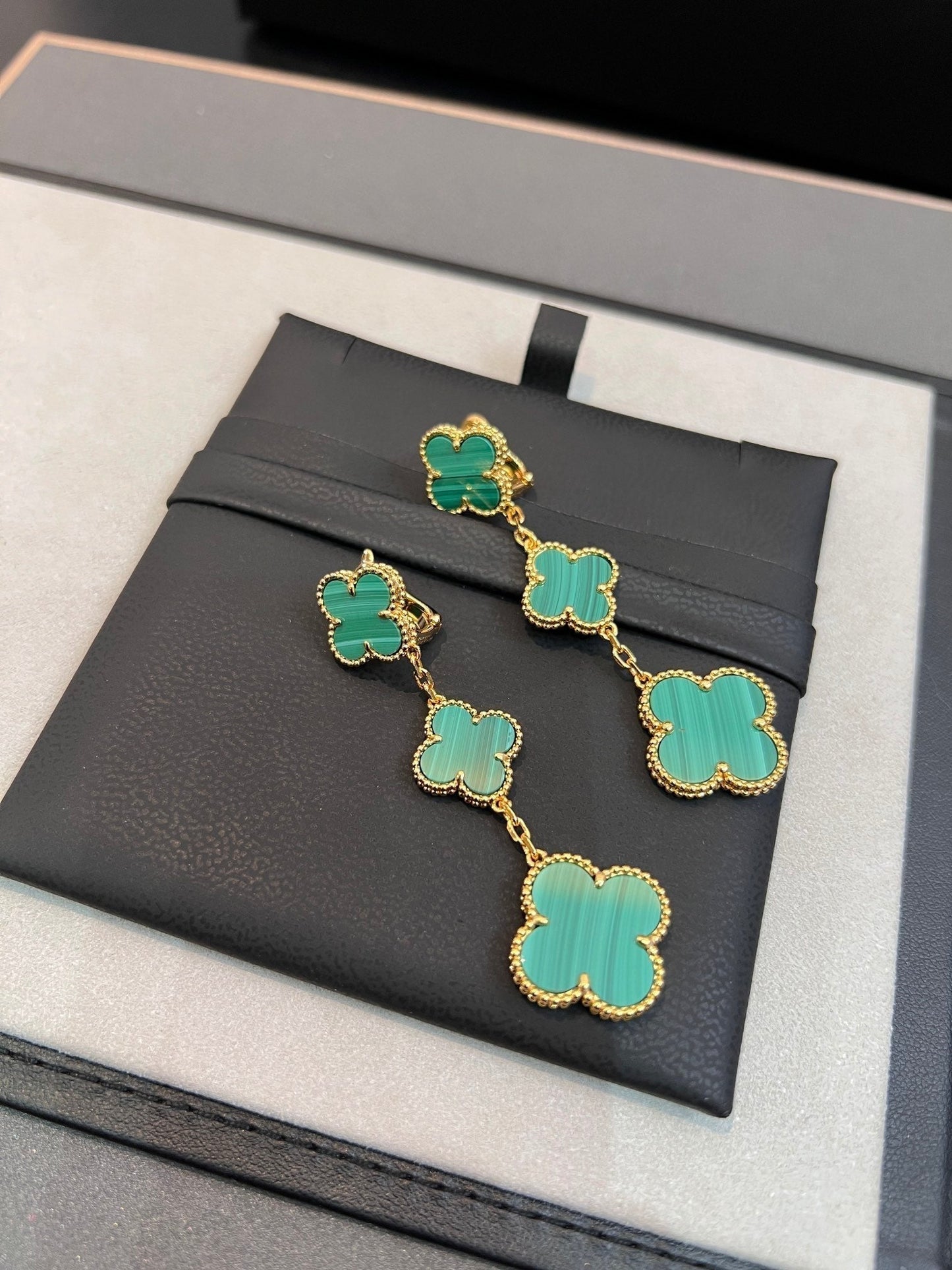 [CharmAmor]CLOVER MALACHITE 3 MOTIFS GOLD