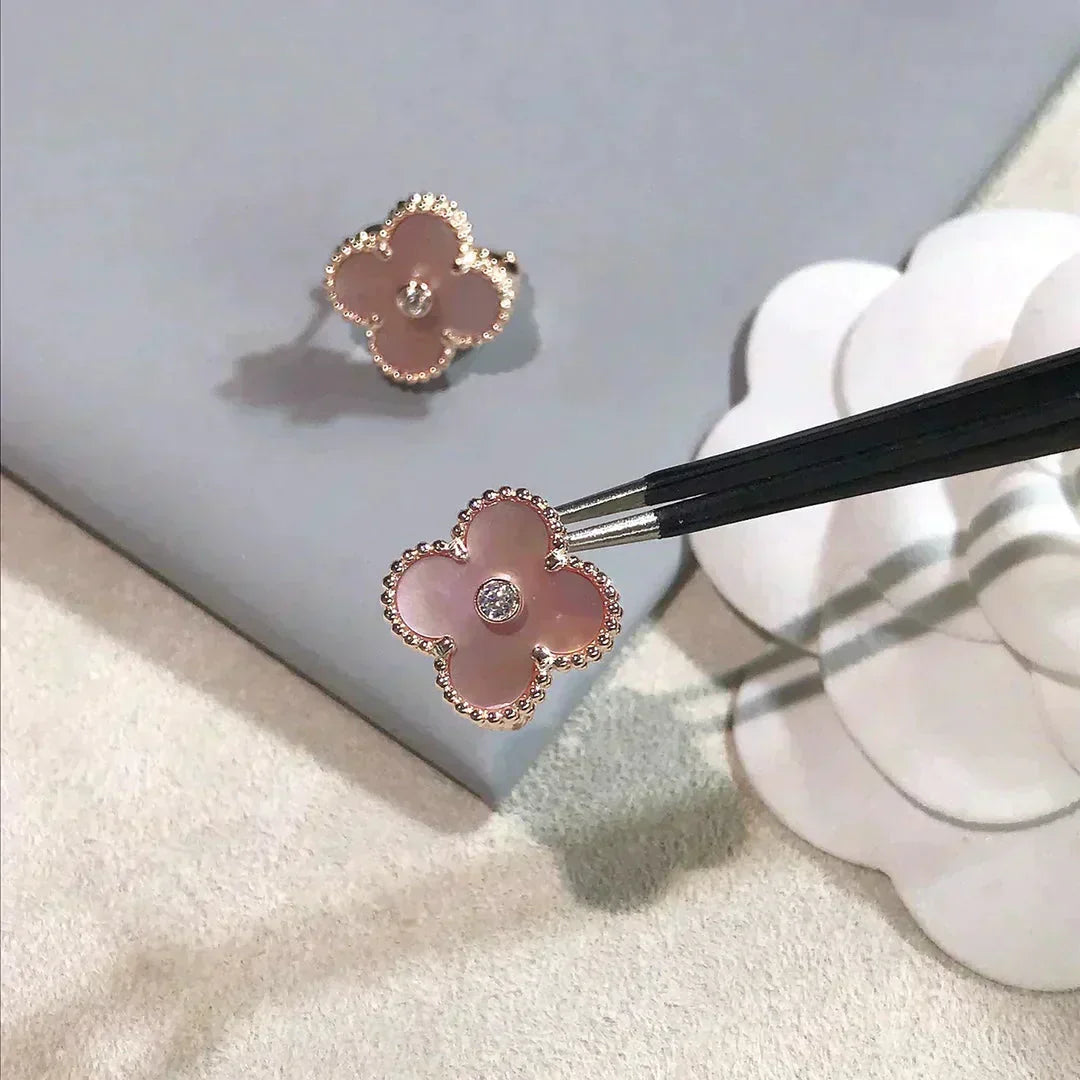 [CharmAmor]CLOVER MEDIUM 1 MOTIFS  PINK MOP DIAMOND EARRINGS