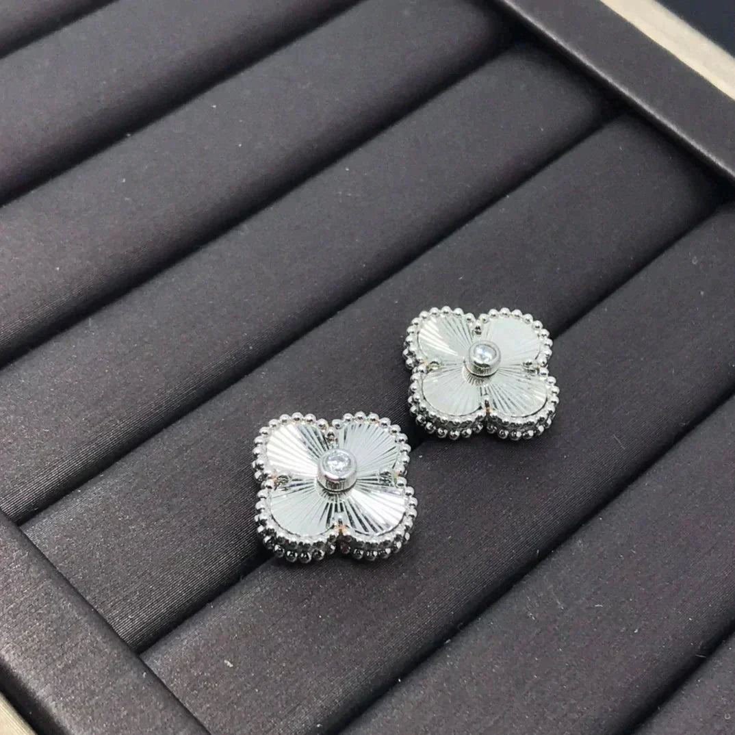 [CharmAmor]CLOVER MINI 9.5MM LASER EARRINGS