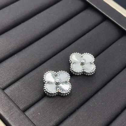 [CharmAmor]CLOVER MINI 9.5MM LASER EARRINGS