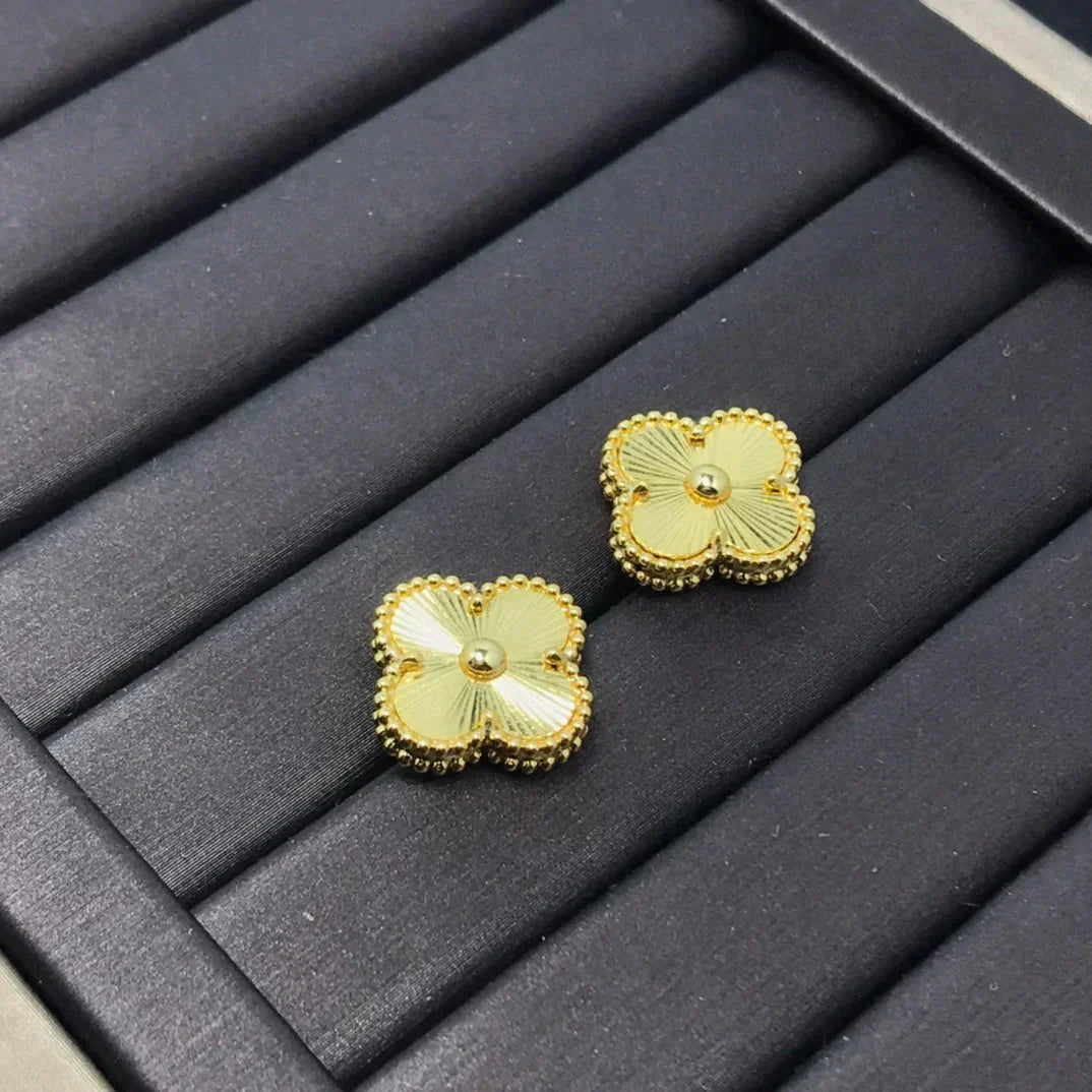 [CharmAmor]CLOVER MINI 9.5MM LASER EARRINGS