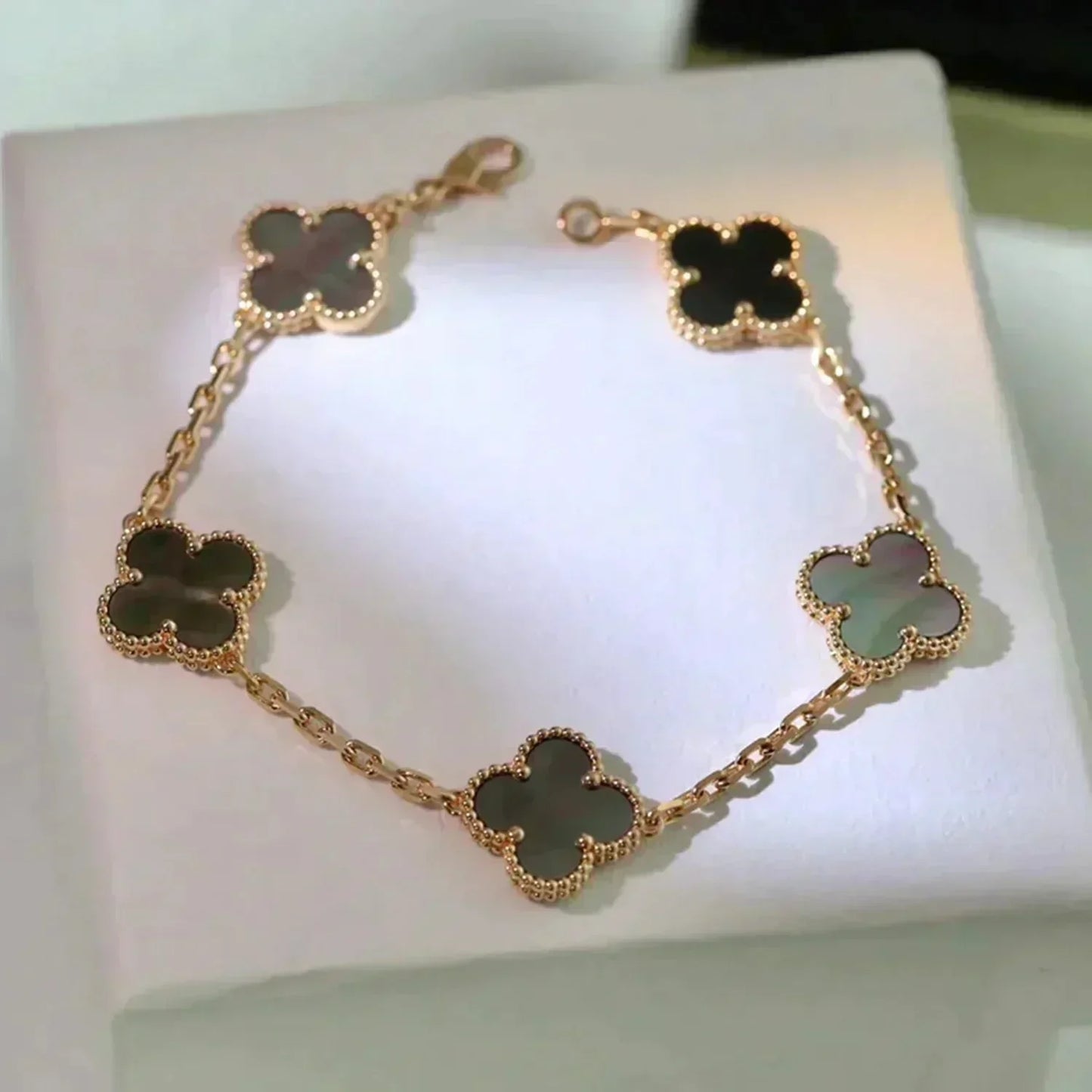 [CharmAmor]CLOVER 5 MOTIF GRAY MOP  BRACELET