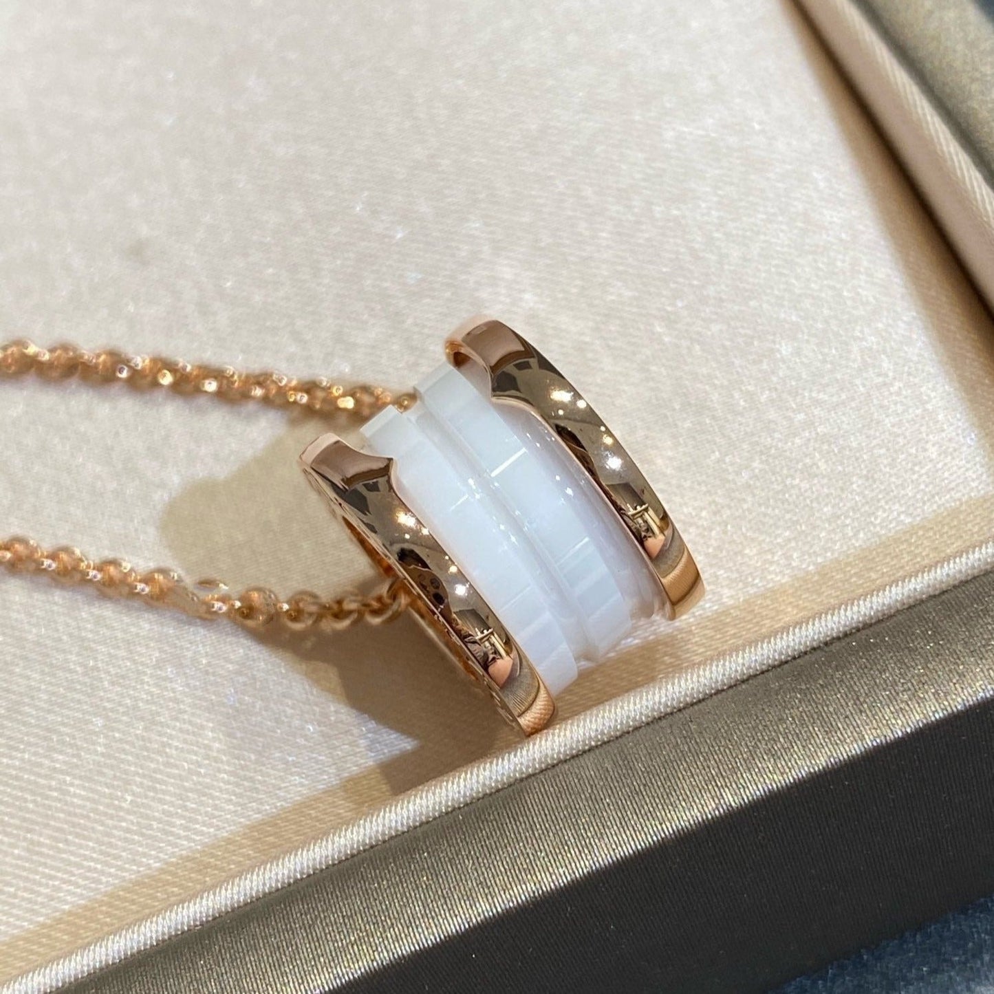[CharmAmor]ZERO 1 WHITE CERAMIC PINK GOLD NECKLACE