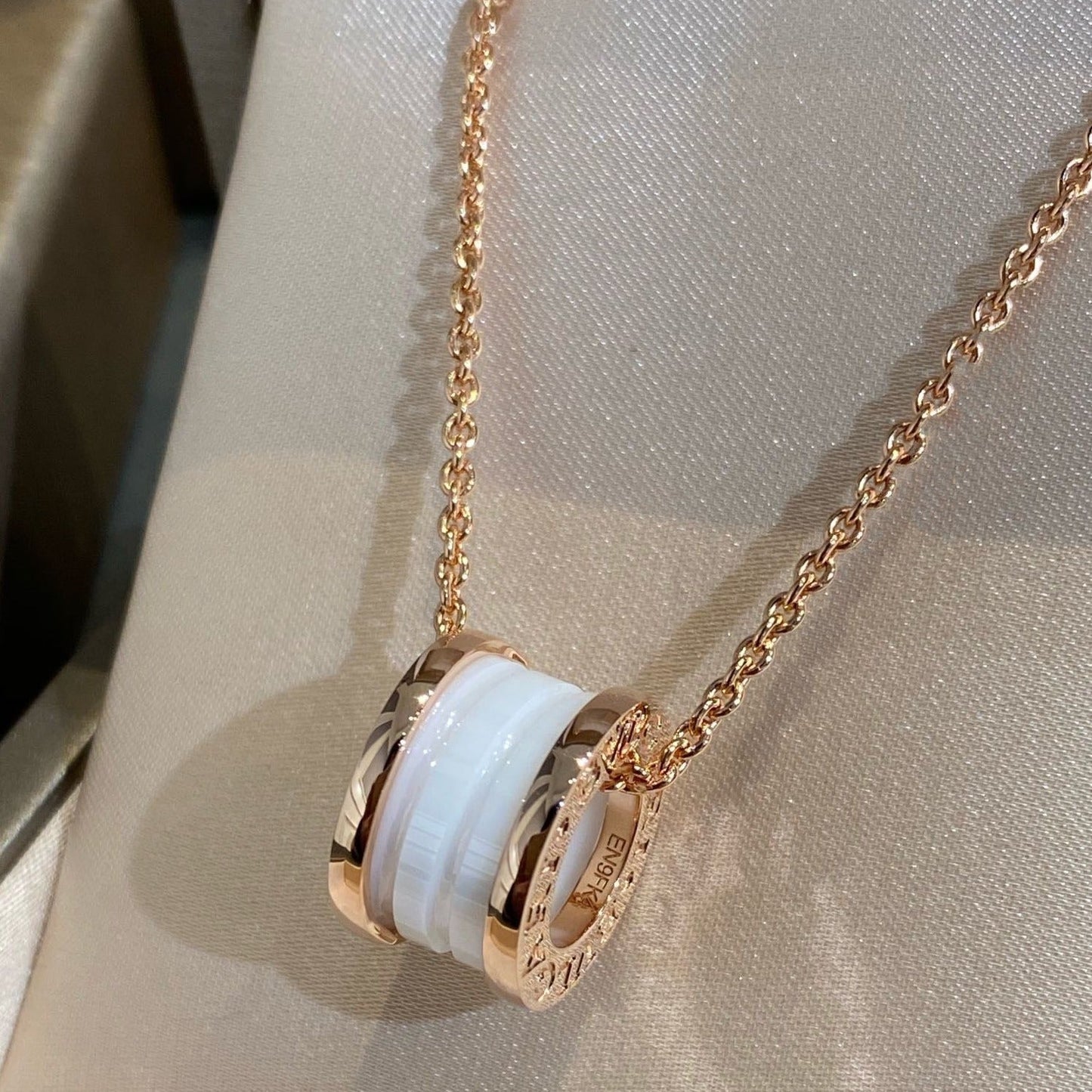 [CharmAmor]ZERO 1 WHITE CERAMIC PINK GOLD NECKLACE