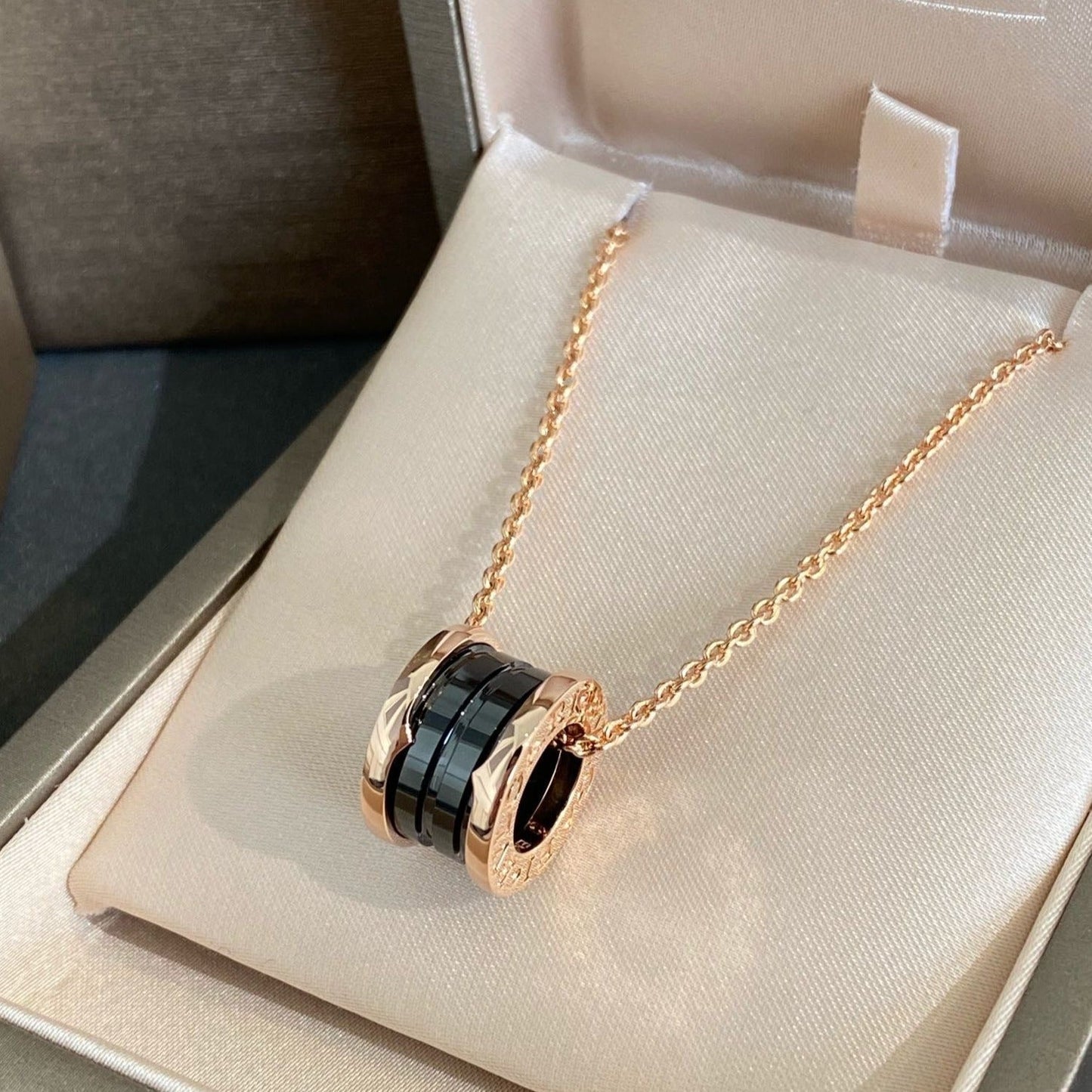 [CharmAmor]ZERO 1 BLACK CERAMIC PINK GOLD NECKLACE