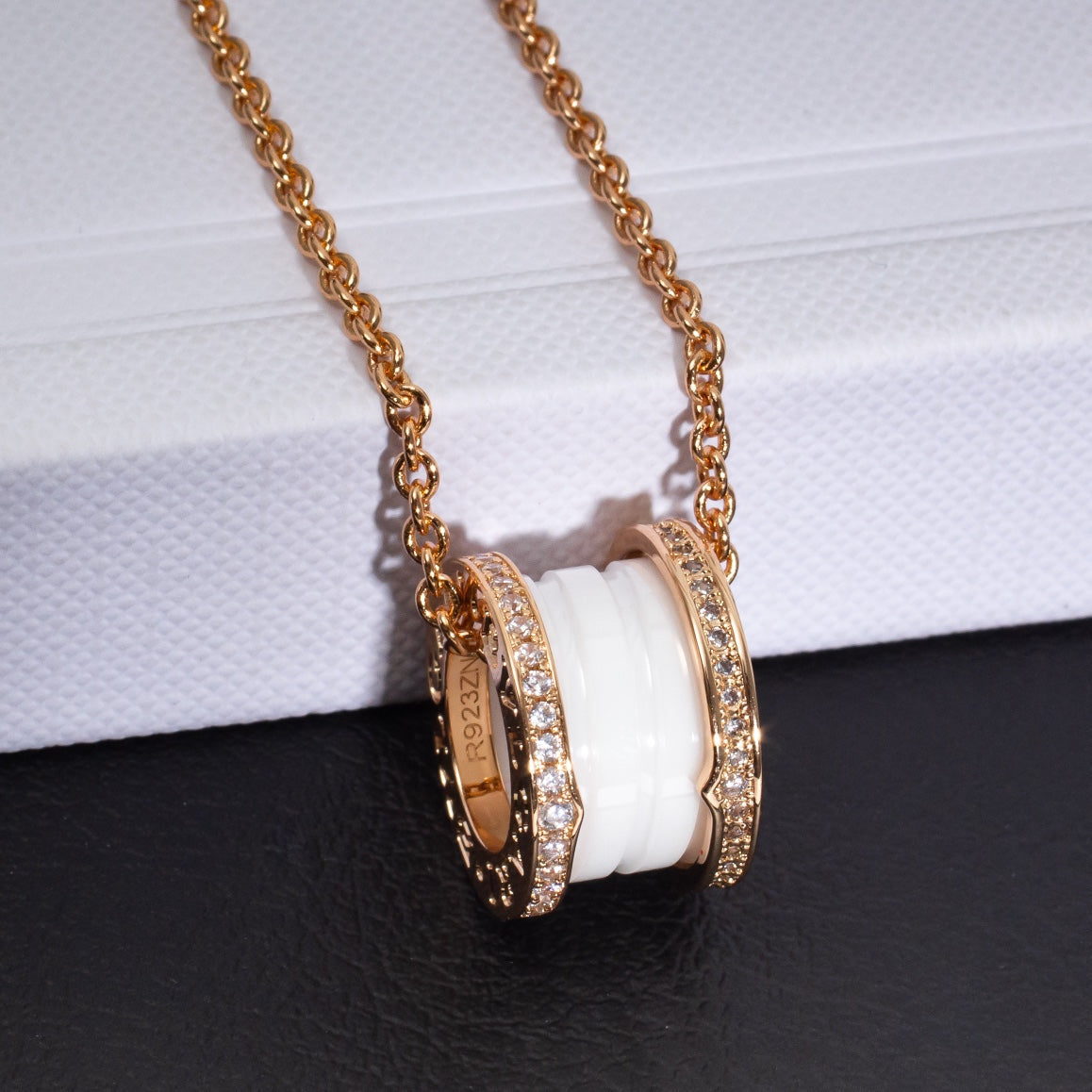[CharmAmor]ZERO 1 WHITE CERAMIC PINK GOLD DIAMOND NECKLACE