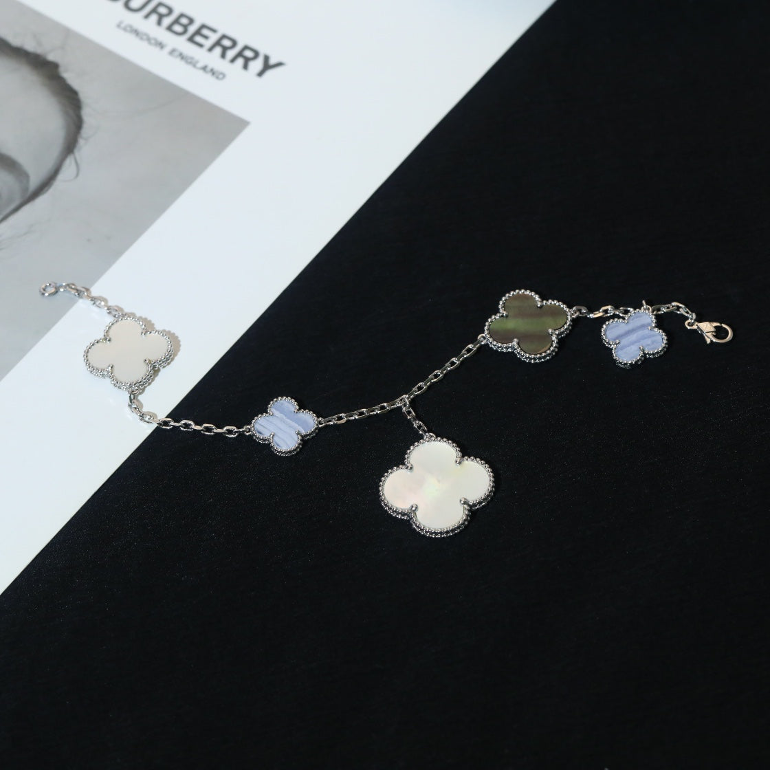 [CharmAmor]CLOVER BRACELET 5 MOTIFS MOP CHALCEDONY SILVER