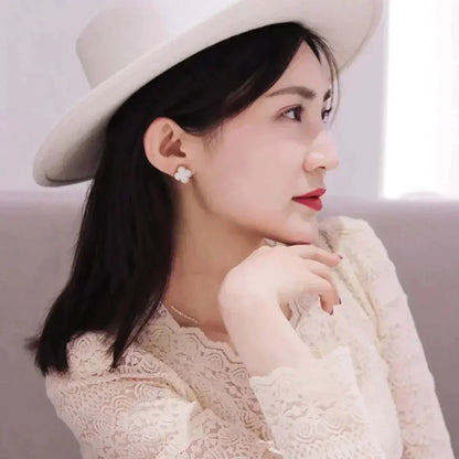 [CharmAmor]CLOVER MEDIUM 1 MOTIFS  WHITE MOP STUD EARRINGS