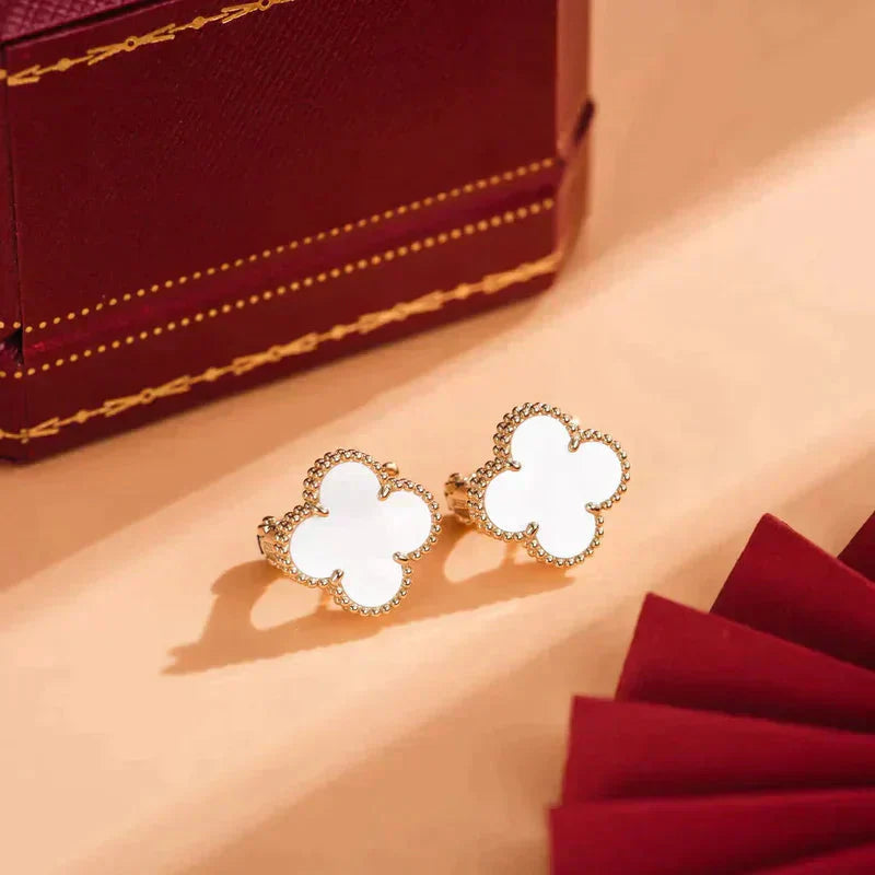 [CharmAmor]CLOVER MEDIUM 1 MOTIFS  WHITE MOP STUD EARRINGS