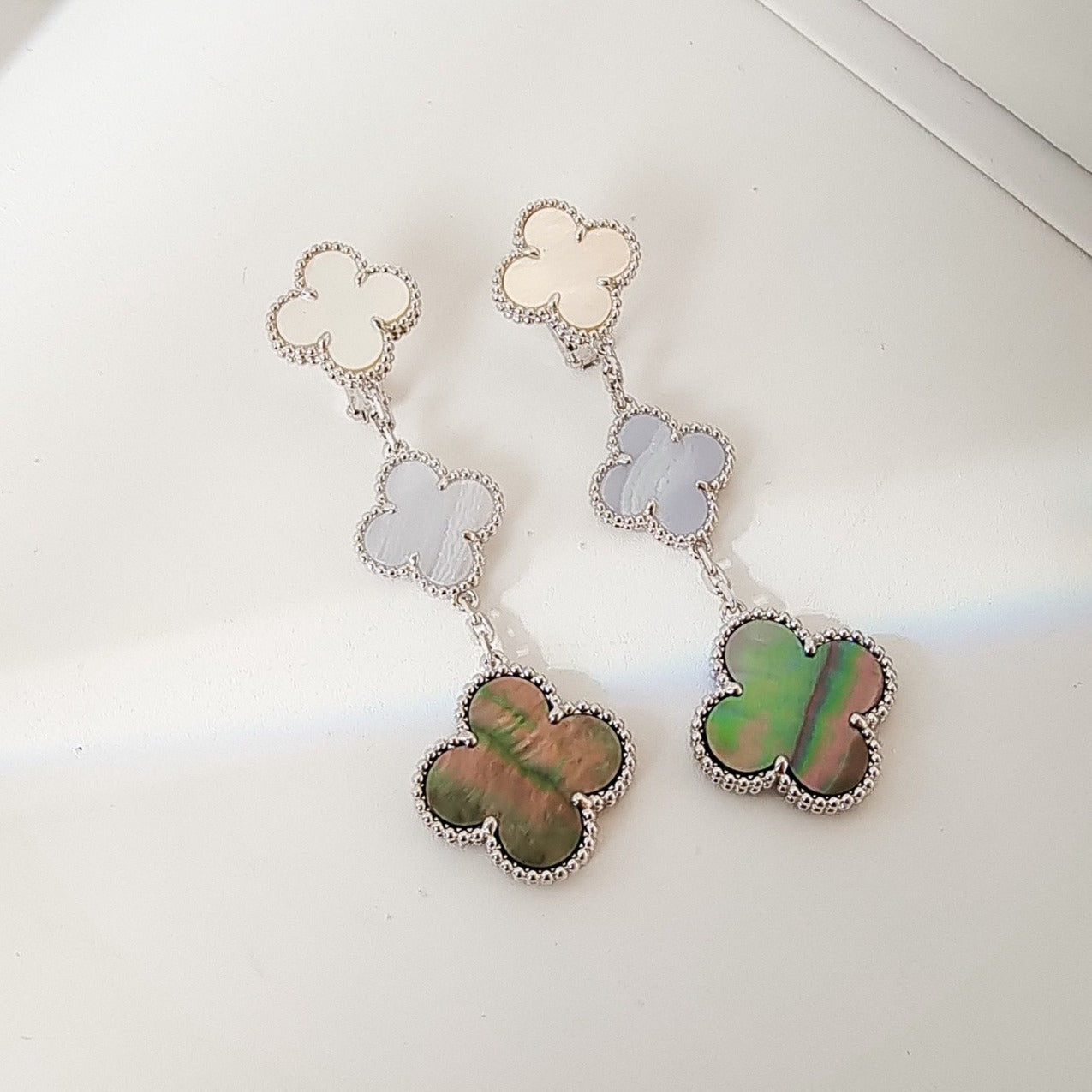 [CharmAmor]CLOVER 3 MOTIFS CHALCEDONY DARK MOP SILVER EARRINGS