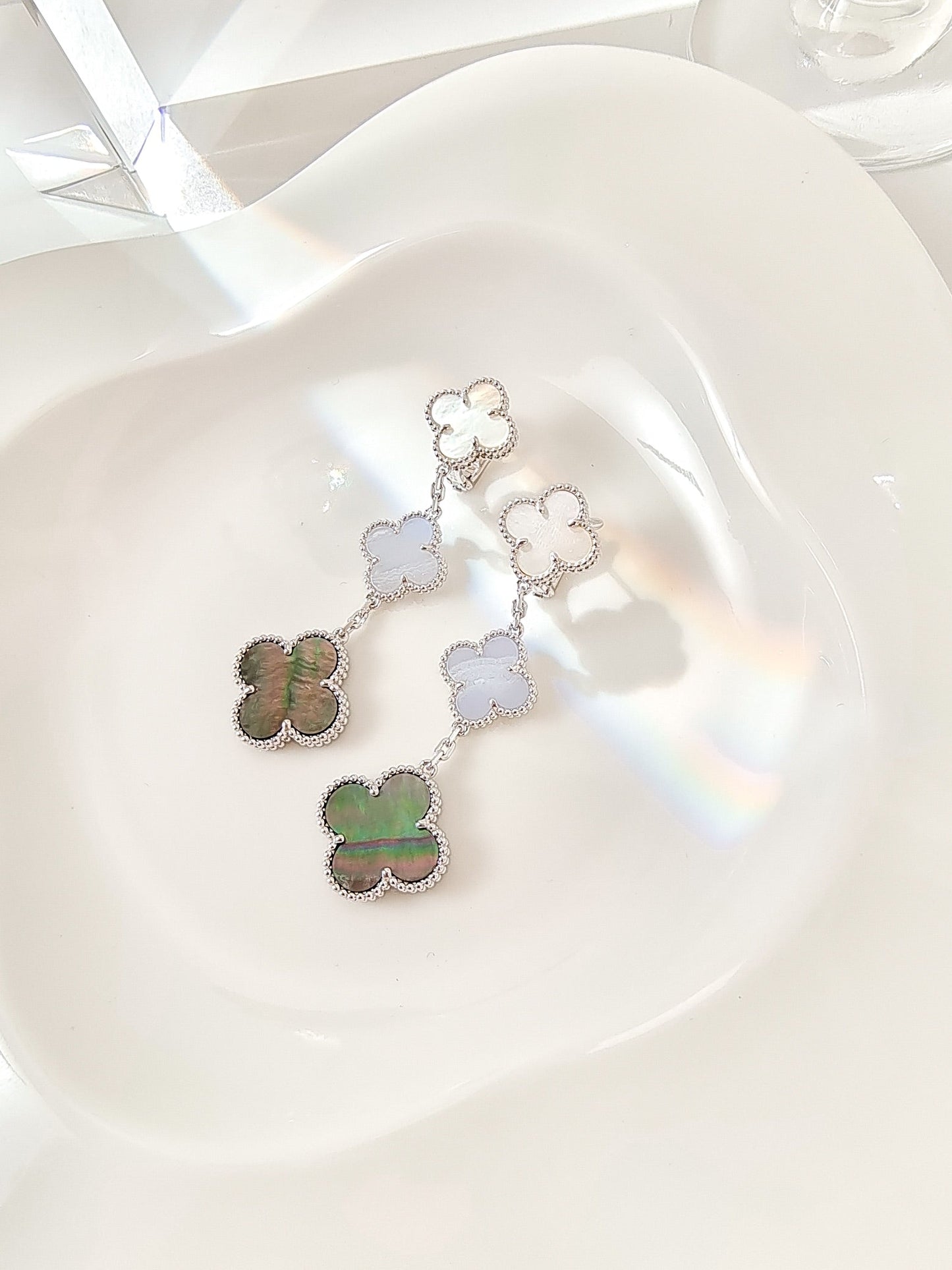 [CharmAmor]CLOVER 3 MOTIFS CHALCEDONY DARK MOP SILVER EARRINGS