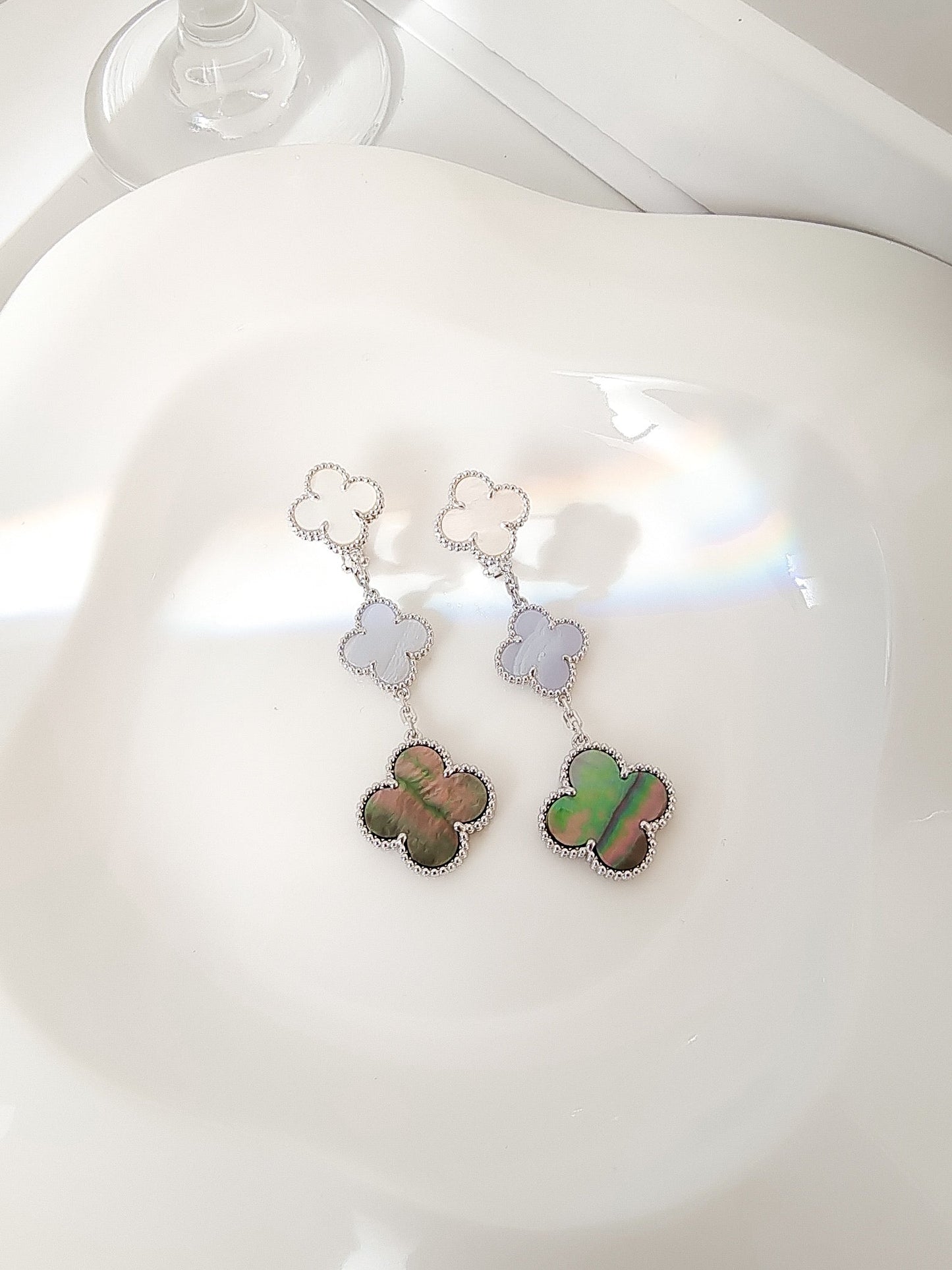 [CharmAmor]CLOVER 3 MOTIFS CHALCEDONY DARK MOP SILVER EARRINGS