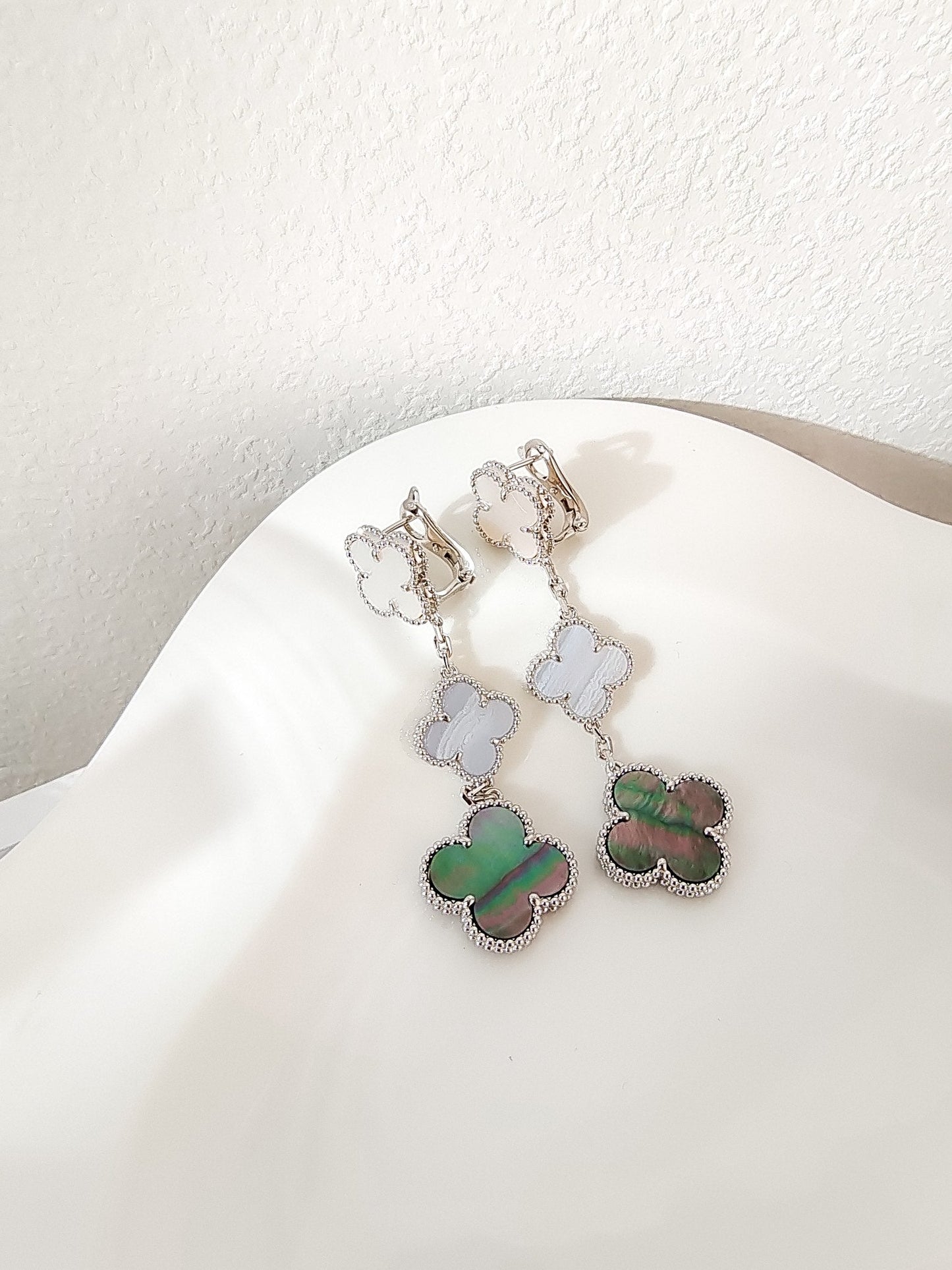 [CharmAmor]CLOVER 3 MOTIFS CHALCEDONY DARK MOP SILVER EARRINGS