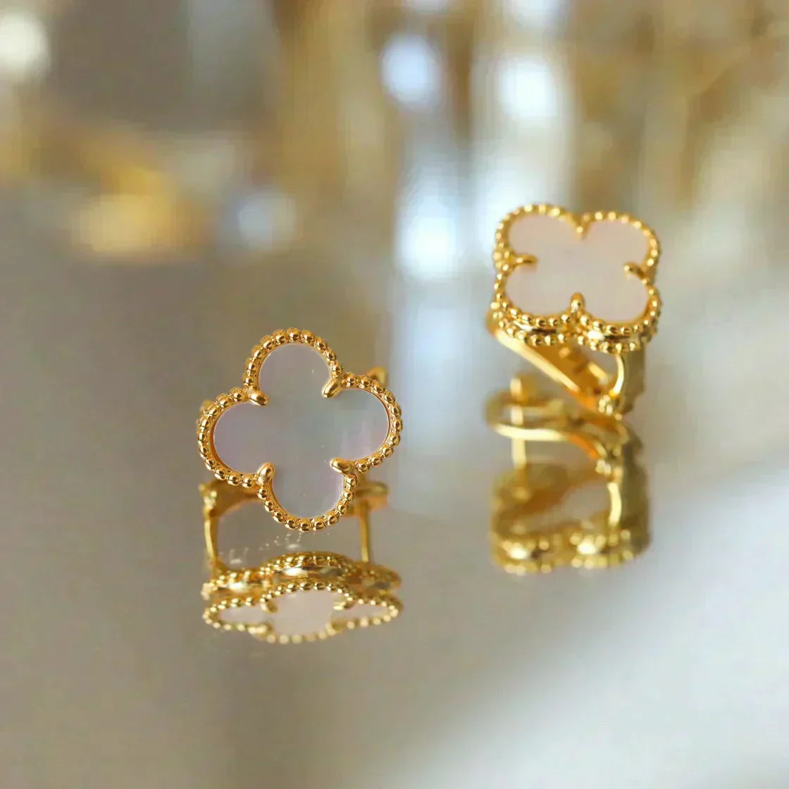 [CharmAmor]CLOVER MEDIUM 1 MOTIFS  WHITE MOP STUD EARRINGS