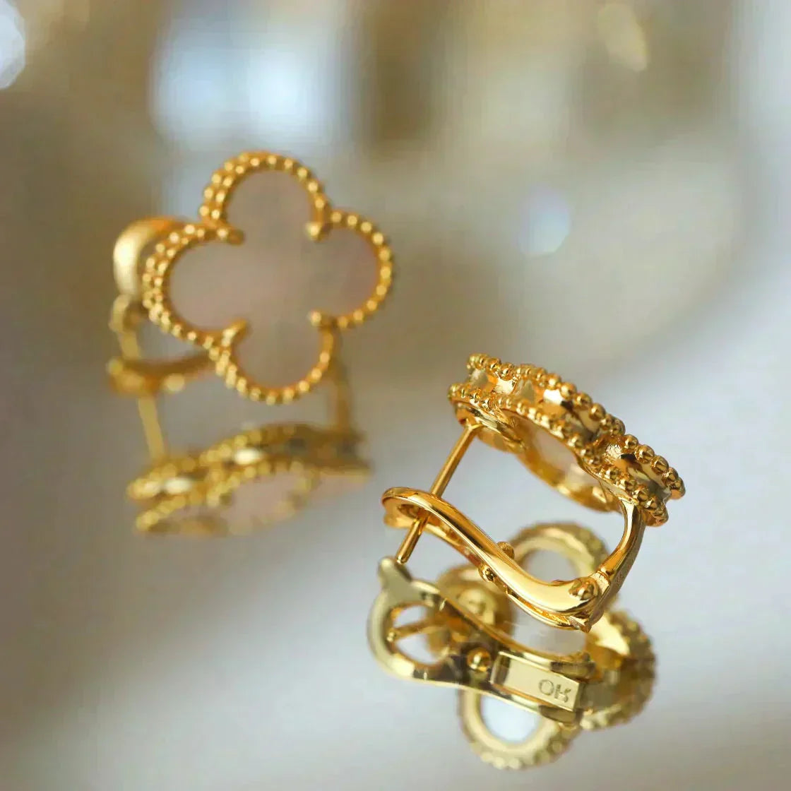 [CharmAmor]CLOVER MEDIUM 1 MOTIFS  WHITE MOP STUD EARRINGS