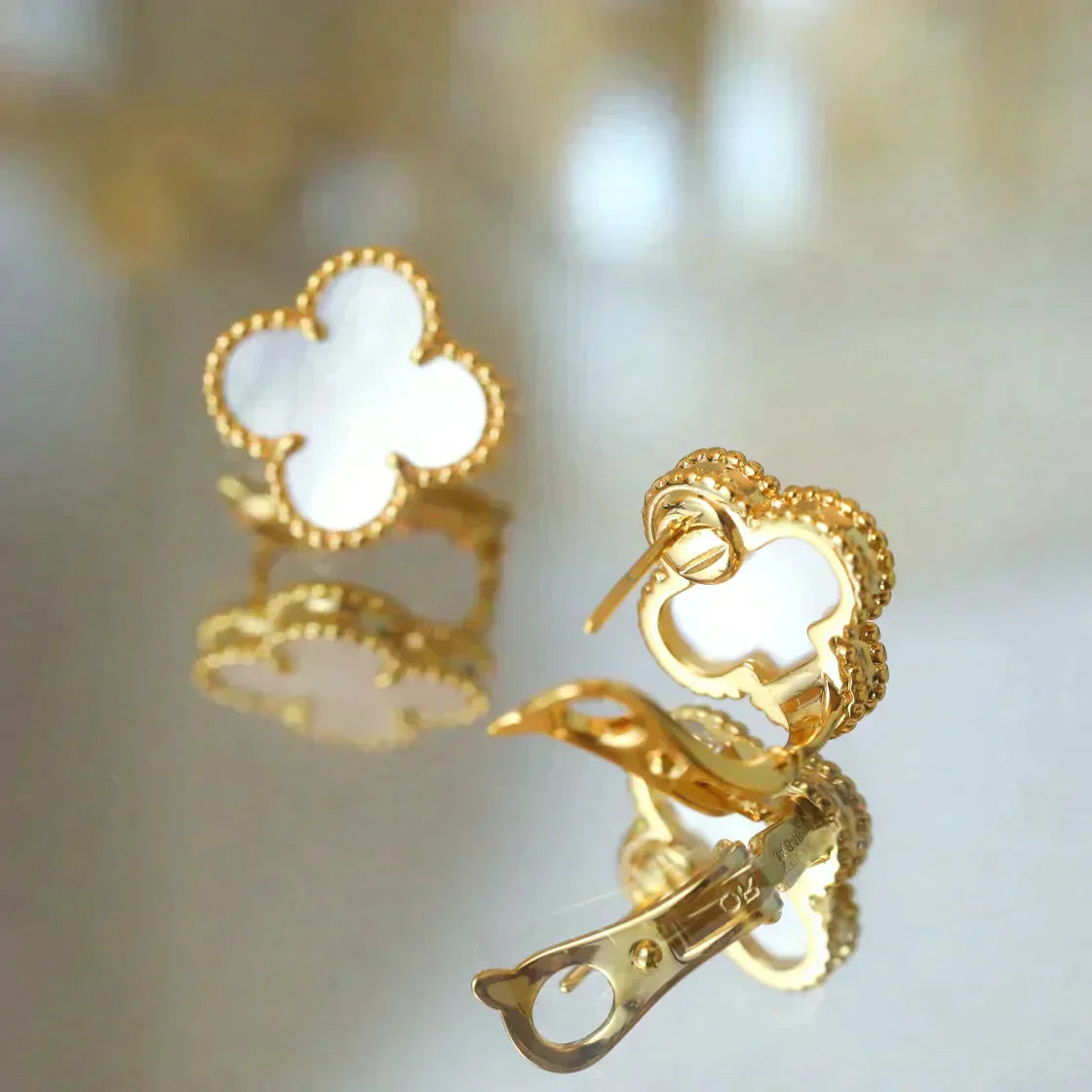 [CharmAmor]CLOVER MEDIUM 1 MOTIFS  WHITE MOP STUD EARRINGS