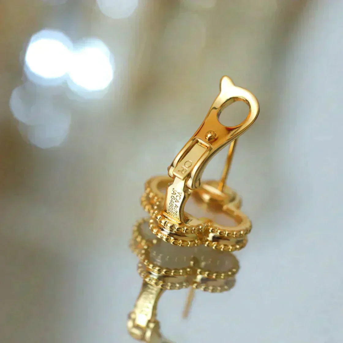 [CharmAmor]CLOVER MEDIUM 1 MOTIFS  WHITE MOP STUD EARRINGS