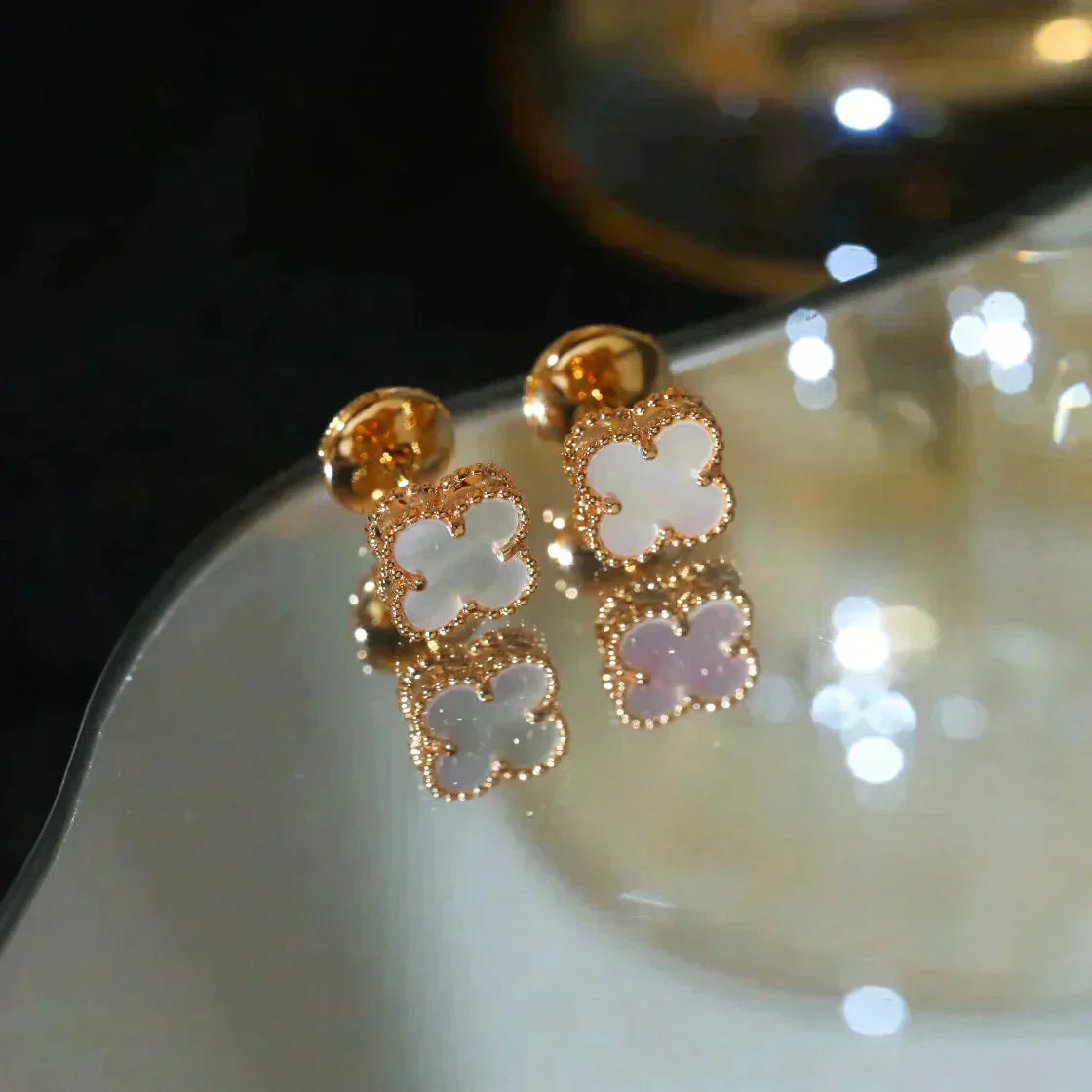 [CharmAmor]CLOVER MINI 9.5MM WHITE MOP EARRINGS
