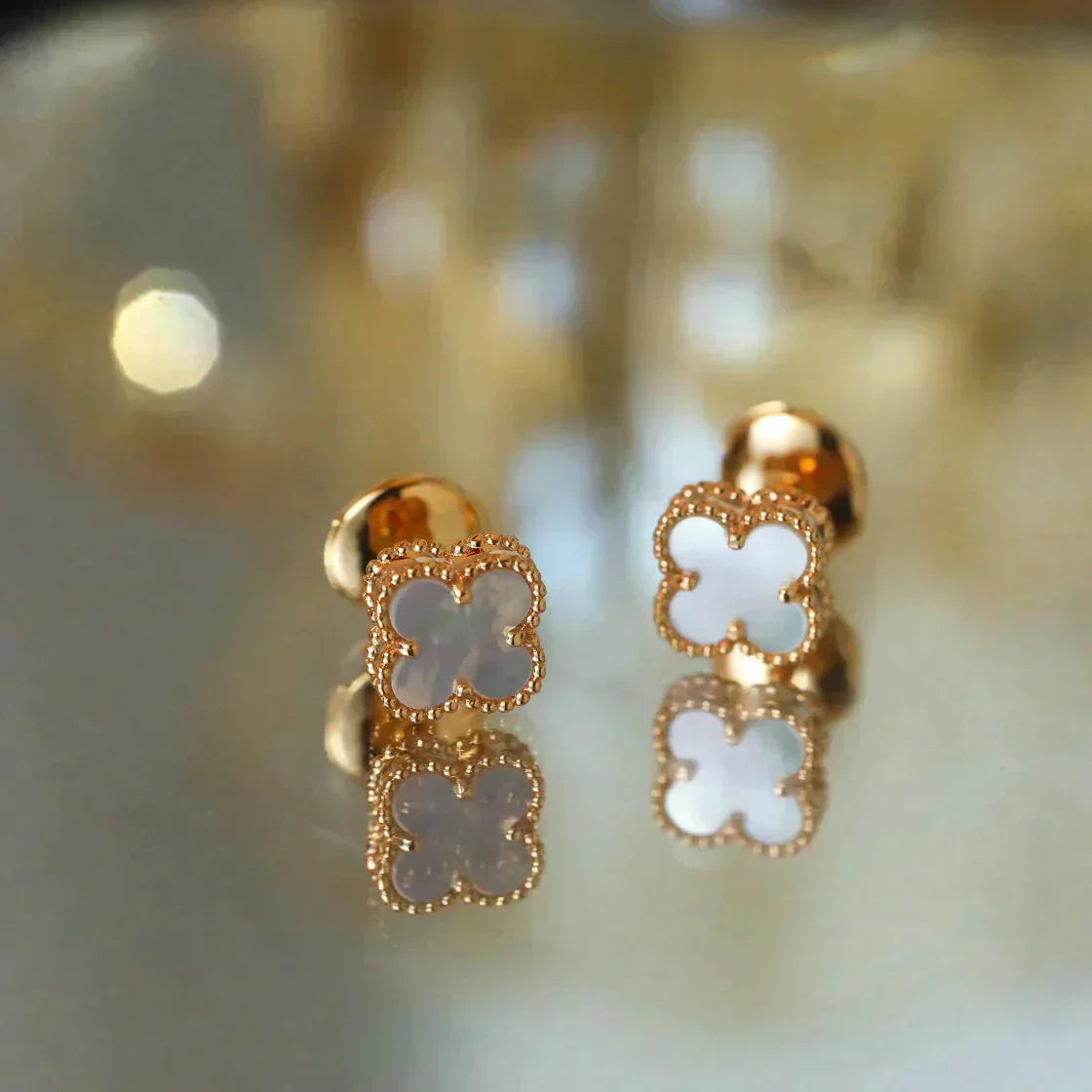 [CharmAmor]CLOVER MINI 9.5MM WHITE MOP EARRINGS