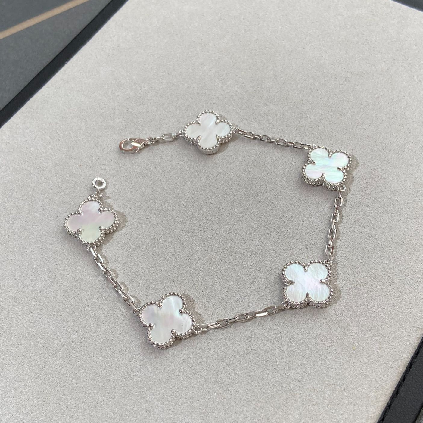 [CharmAmor] CLOVER WHITE PEARL MOP 5 MOTIF BRACELET COLLECTION