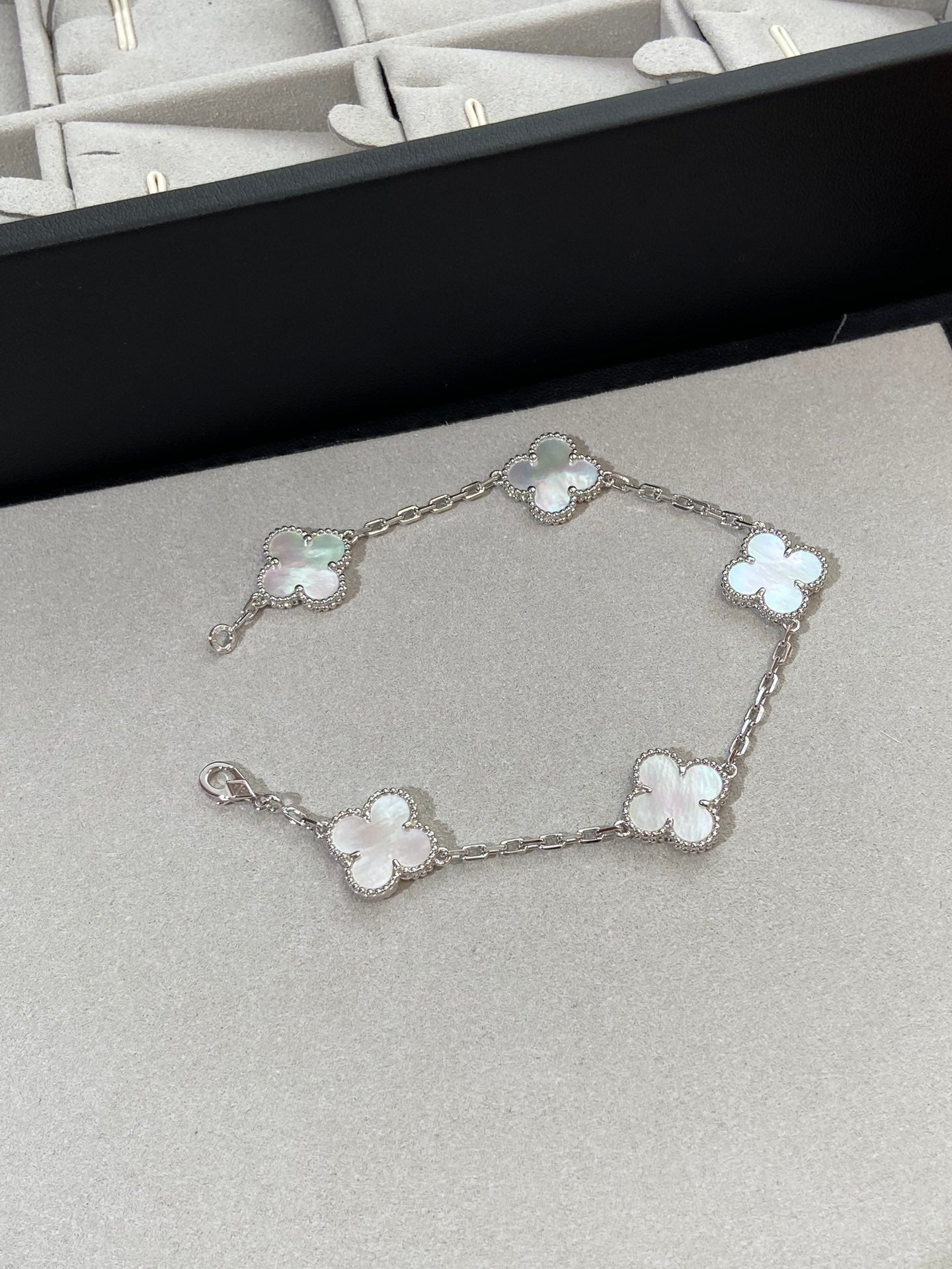 [CharmAmor] CLOVER WHITE PEARL MOP 5 MOTIF BRACELET COLLECTION