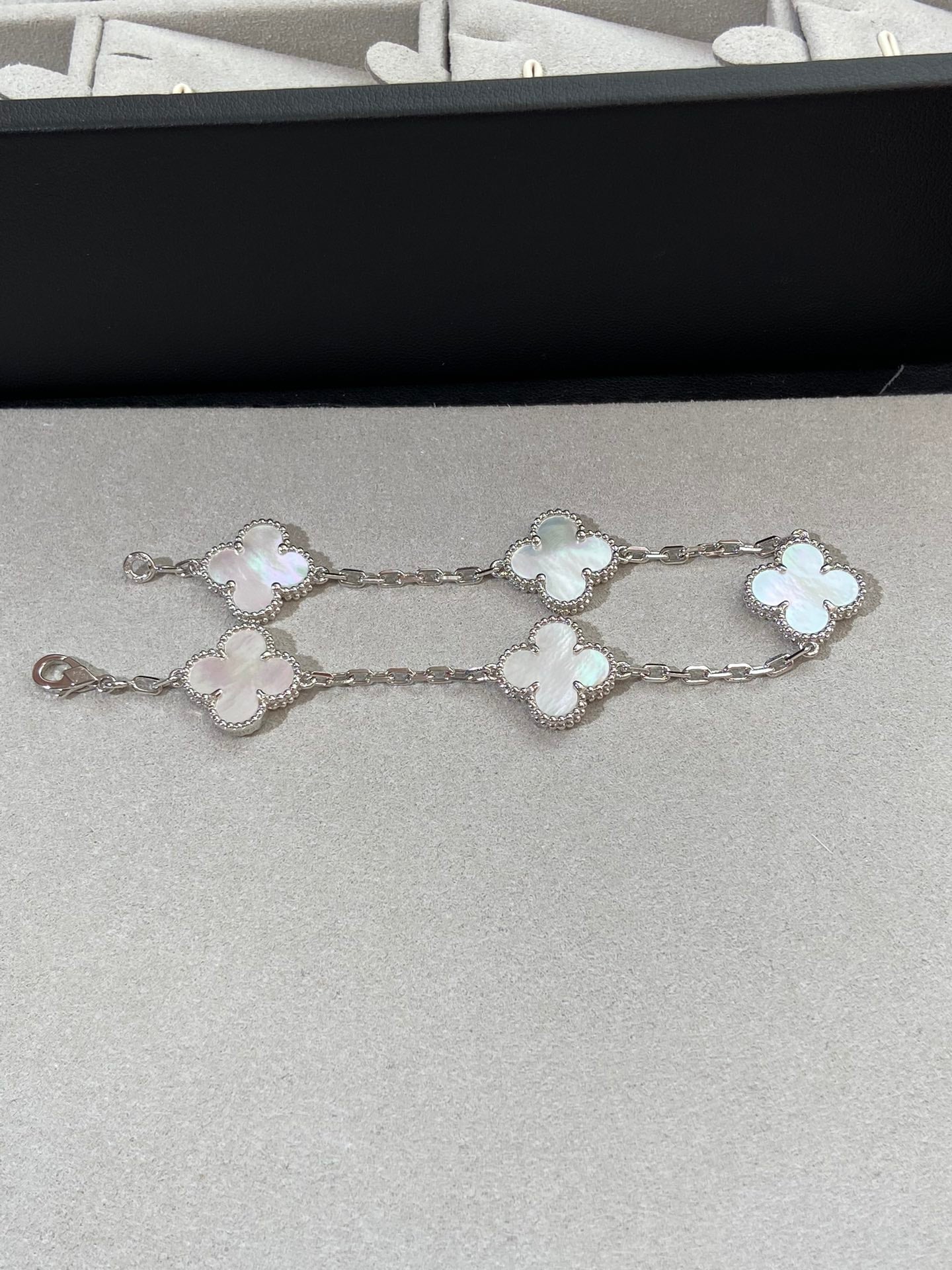 [CharmAmor] CLOVER WHITE PEARL MOP 5 MOTIF BRACELET COLLECTION