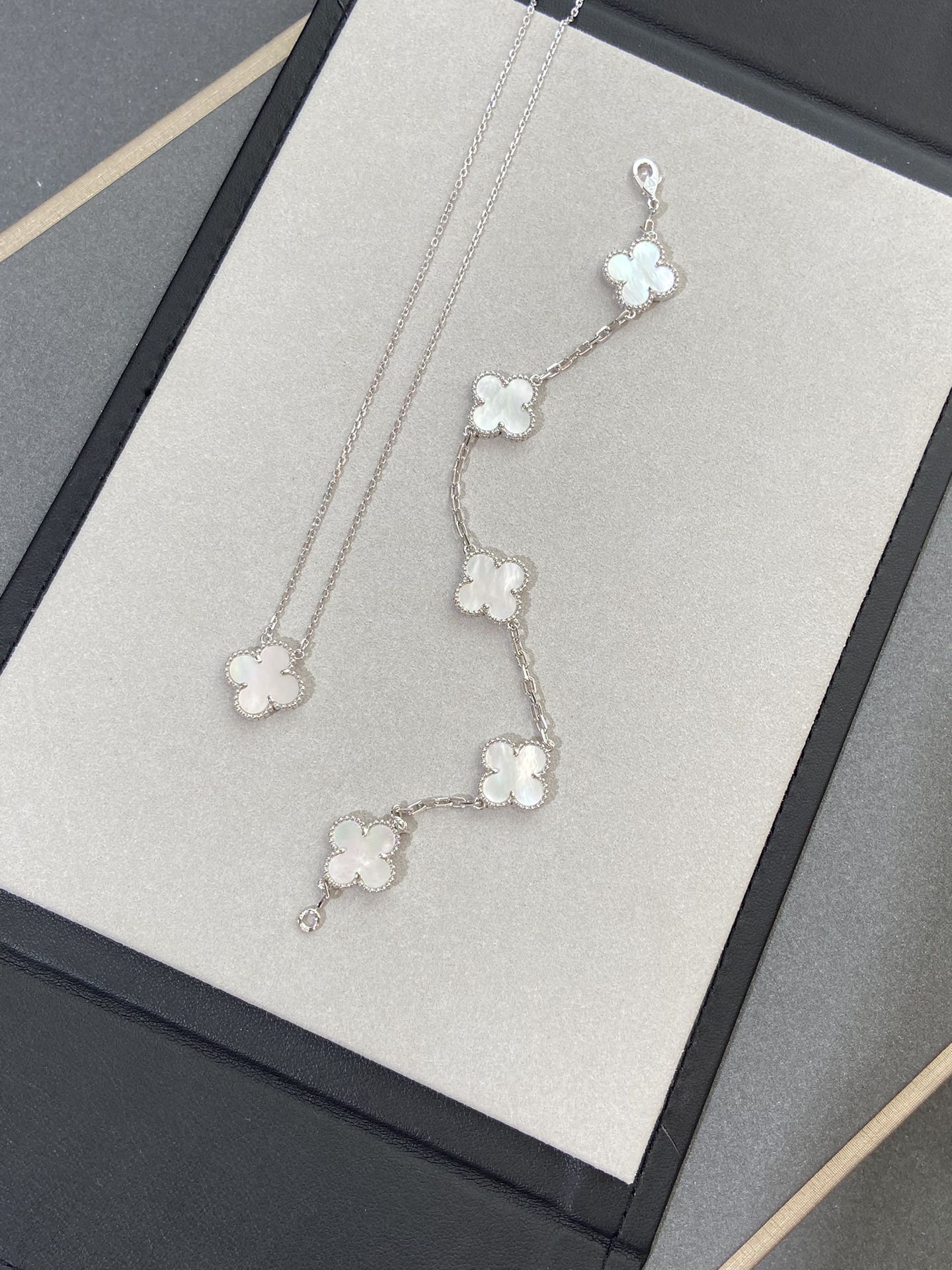 [CharmAmor] CLOVER WHITE PEARL MOP 5 MOTIF BRACELET COLLECTION