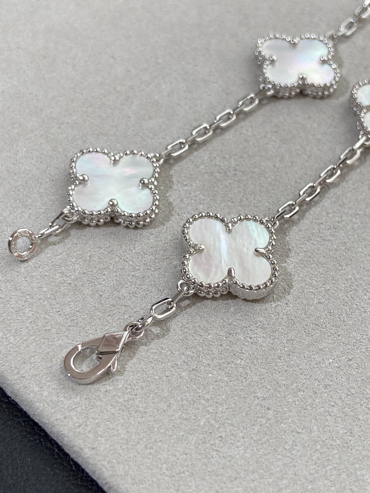 [CharmAmor] CLOVER WHITE PEARL MOP 5 MOTIF BRACELET COLLECTION