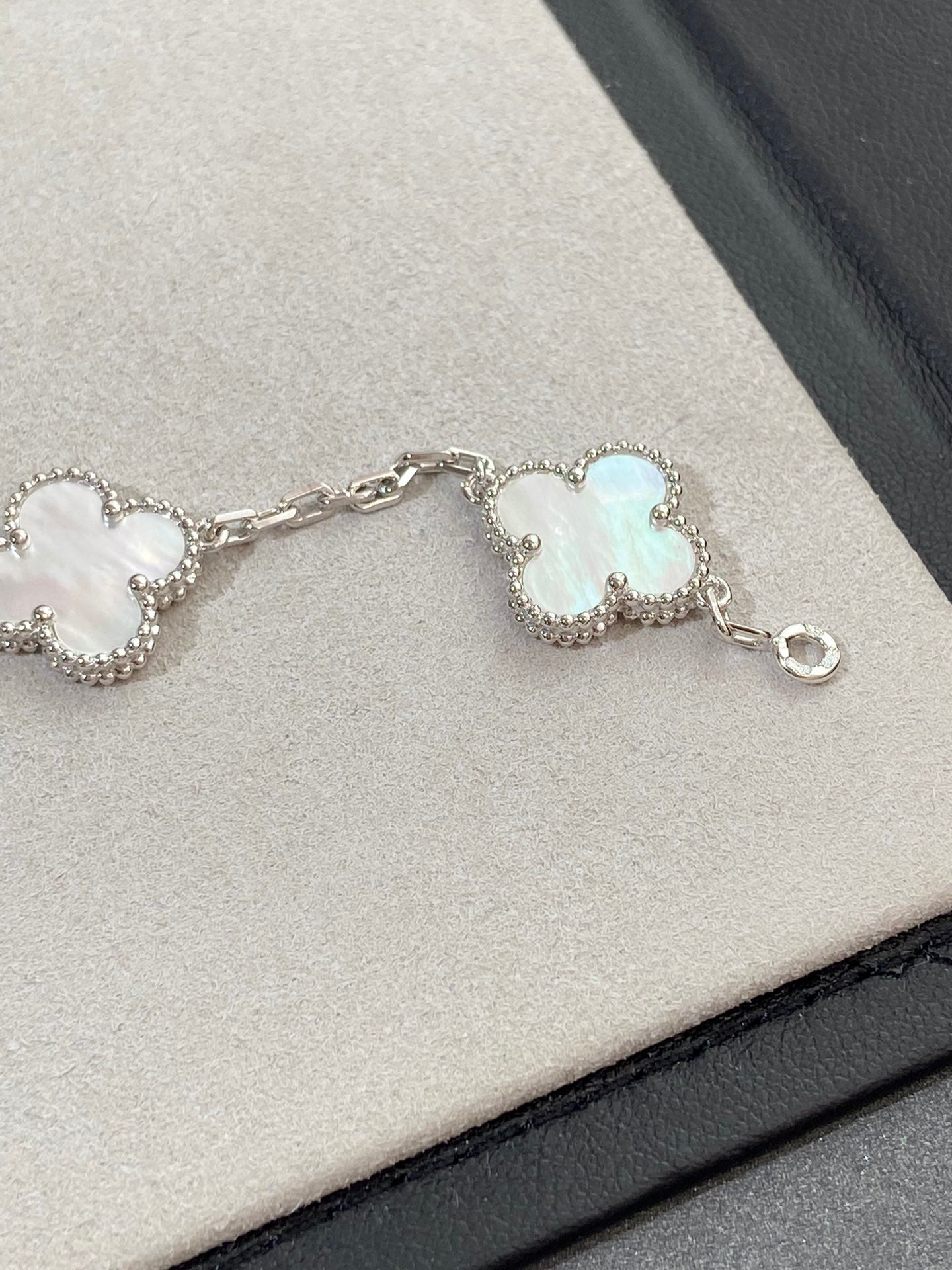[CharmAmor] CLOVER WHITE PEARL MOP 5 MOTIF BRACELET COLLECTION