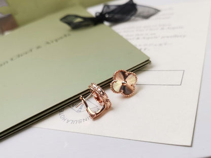 [CharmAmor]CLOVER MEDIUM STUD EARRINGS