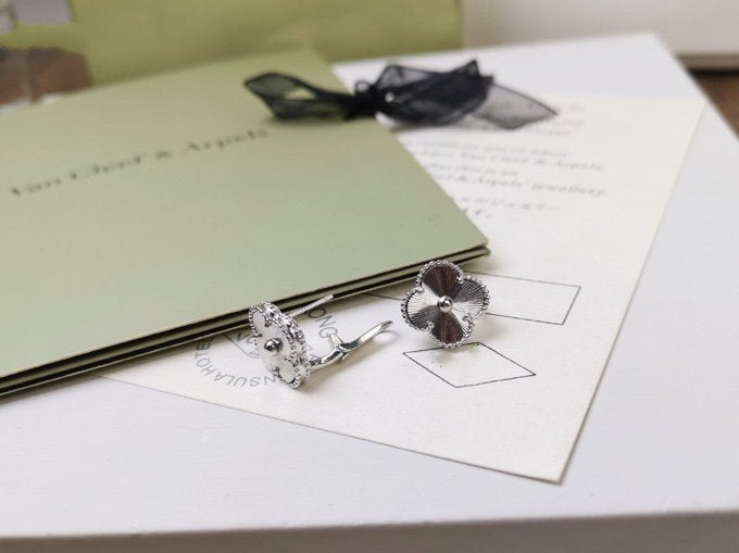 [CharmAmor]CLOVER MEDIUM STUD EARRINGS