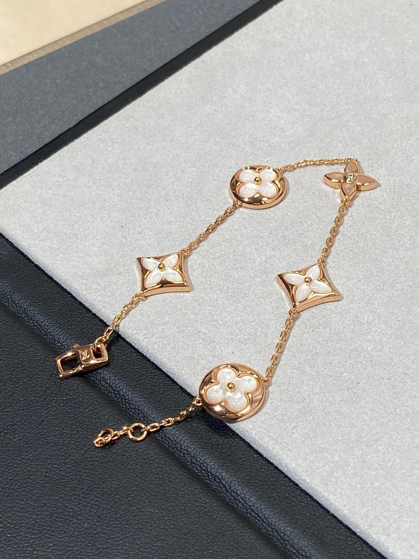 [CharmAmor]STAR AND SUN 5 MOTIF MOP PINK GOLD BRACELET