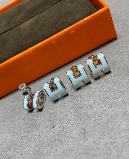 [CharmAmor]POP H SKY BLUE STUD EARRINGS