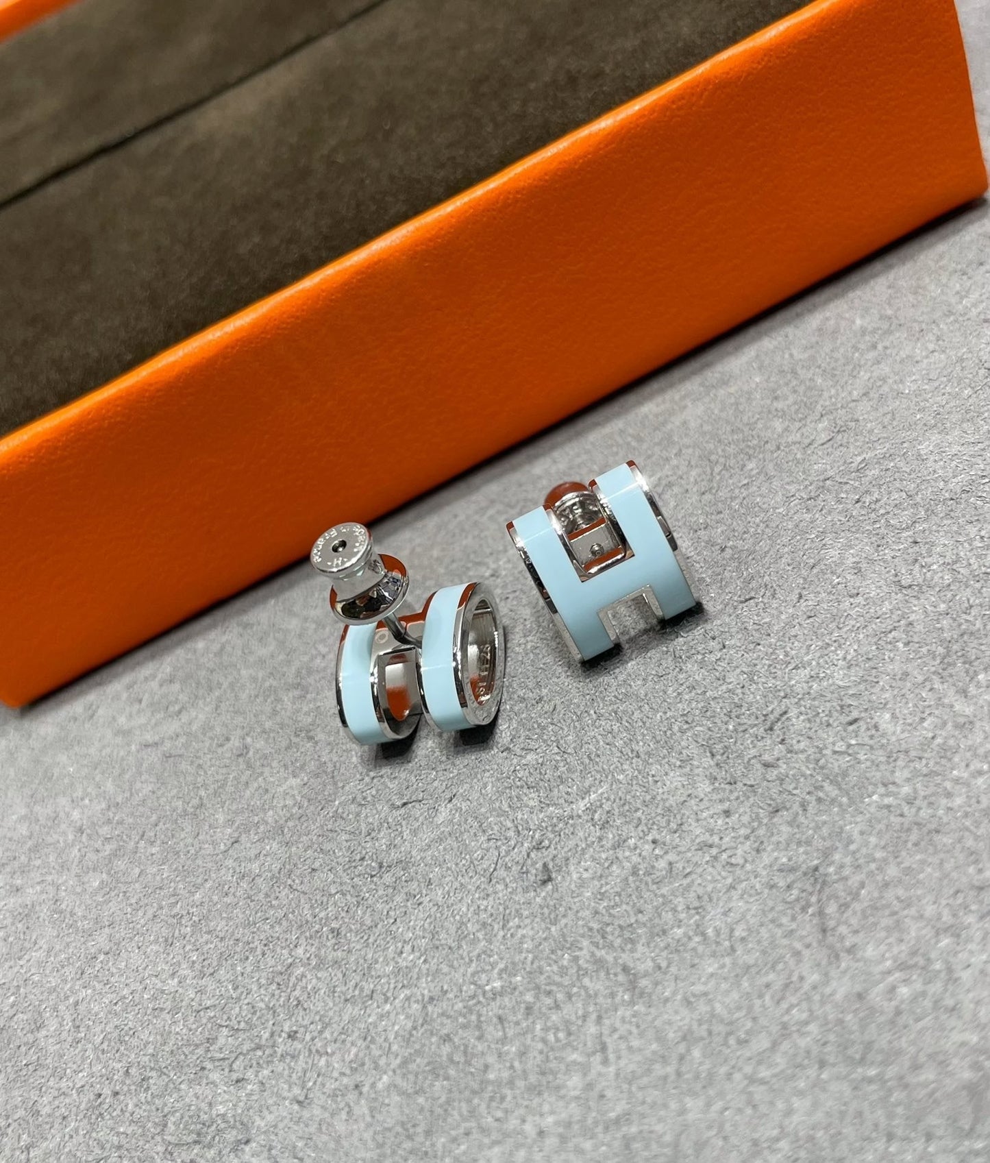 [CharmAmor]POP H SKY BLUE STUD EARRINGS