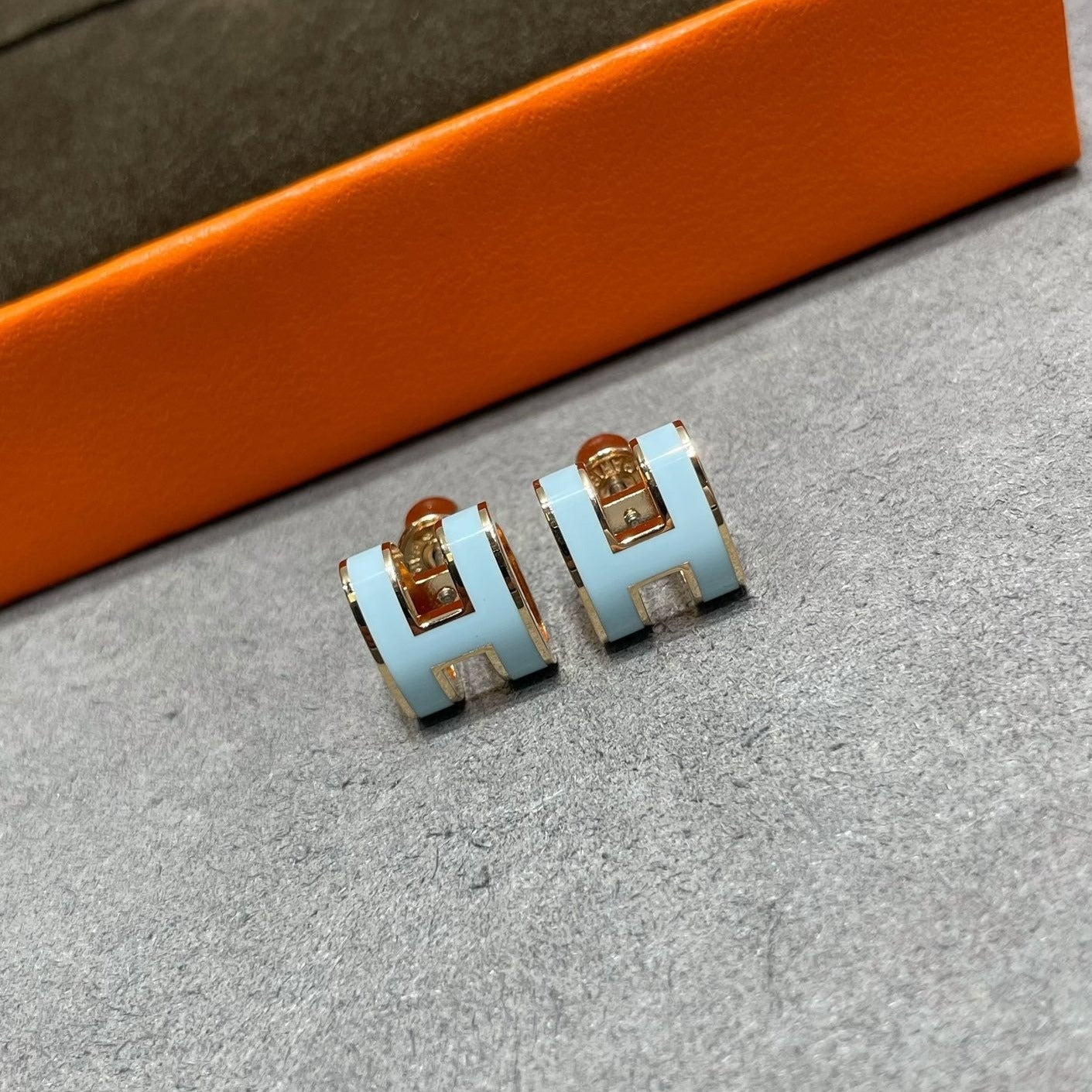 [CharmAmor]POP H SKY BLUE STUD EARRINGS