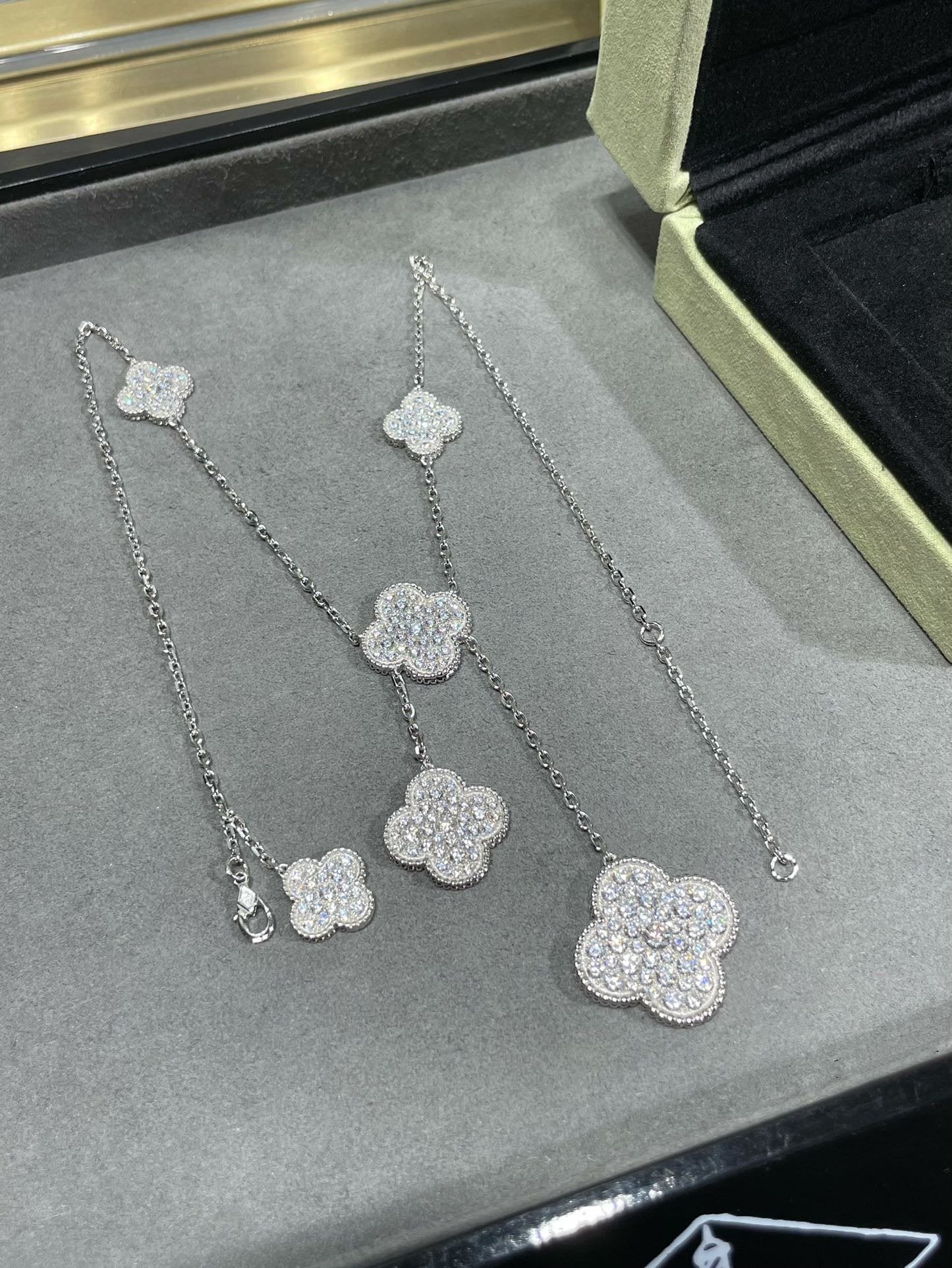 [CharmAmor]CLOVER 6 MOTIF DIAMOND PAVED NECKLACE