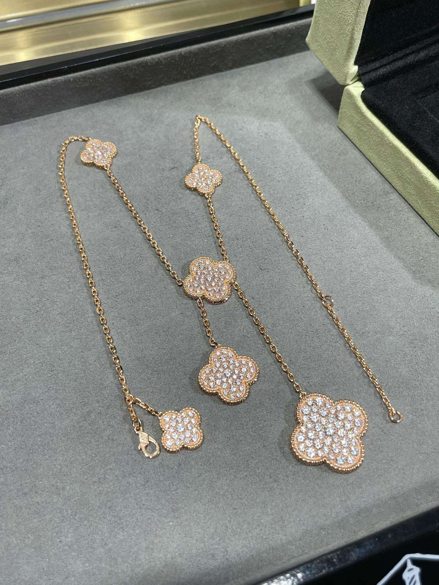 [CharmAmor]CLOVER 6 MOTIF DIAMOND PAVED NECKLACE